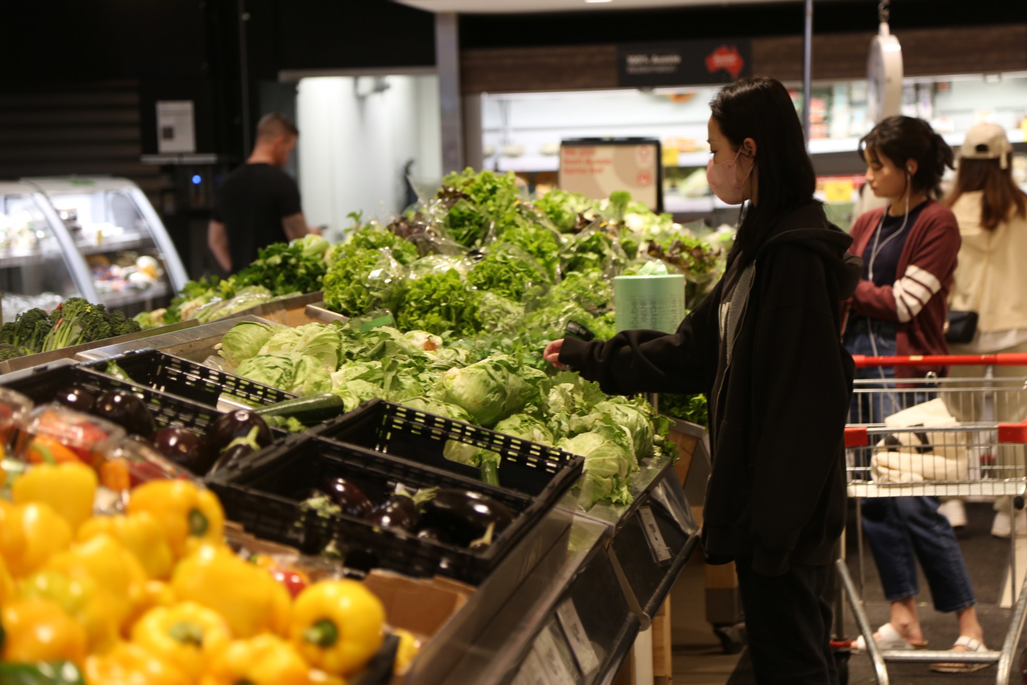 Customers shop for vegetables at a supermarket in Sydney. Officials have not confirmed where the spinach was grown or how it was contaminated. Photo: Xinhua