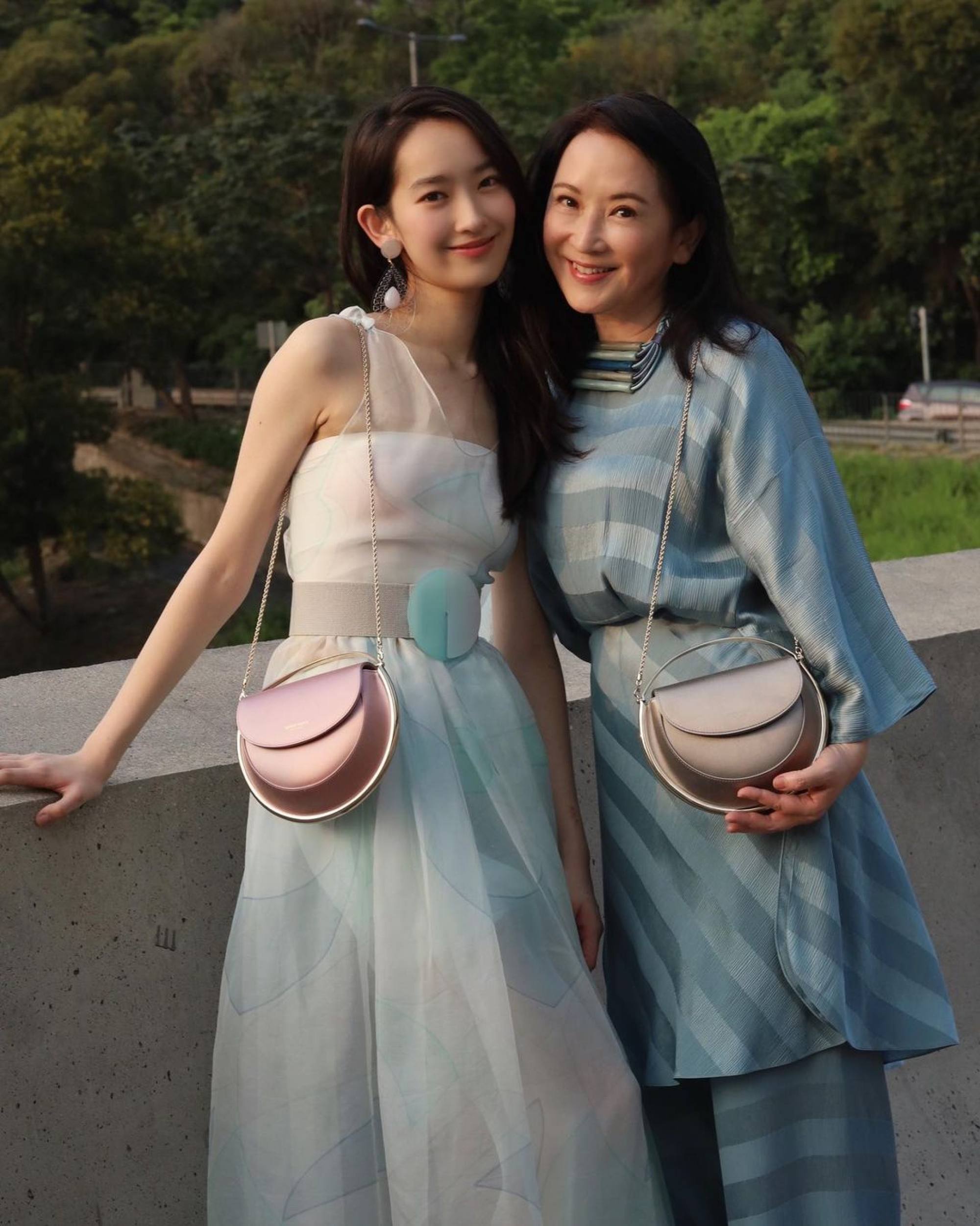 The Vintage Dior Handbag That Koreans Have Dubbed The Jisoo Bag After  BLACKPINK's Jisoo - Koreaboo