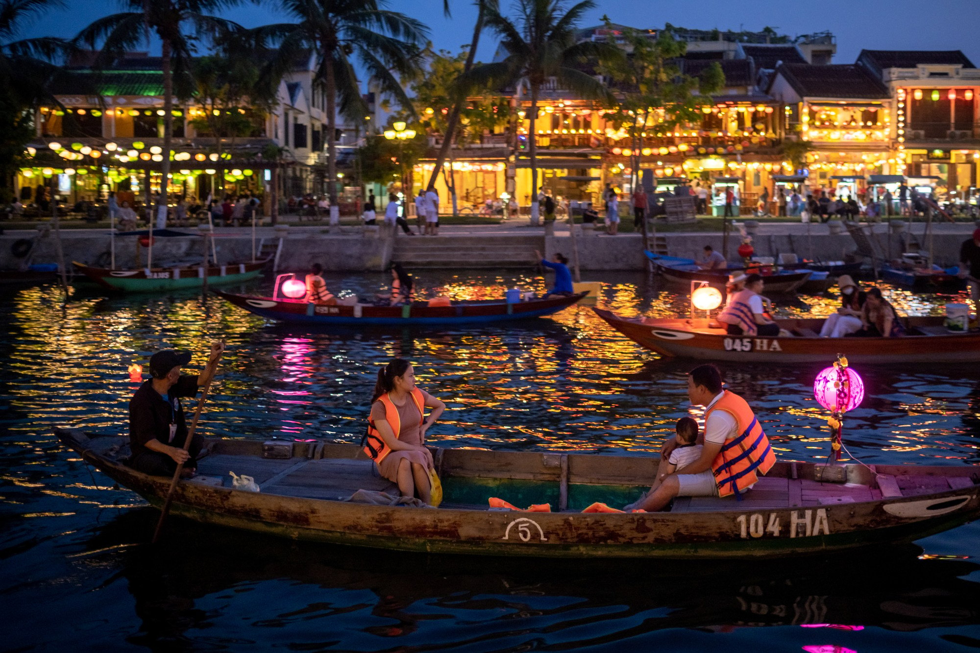 Du khách đi thuyền dọc sông Thu Bồn ở Hội An. ảnh: Getty Images