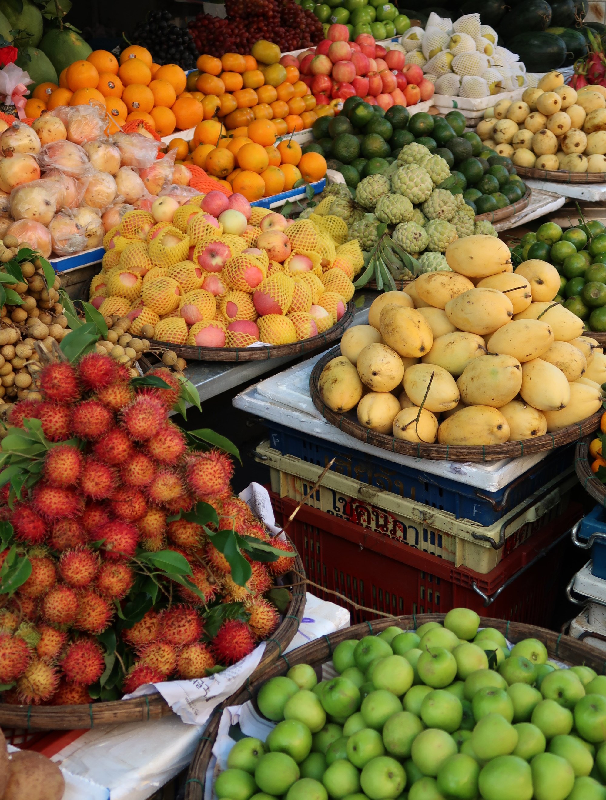 Trái cây chất đống ở chợ buổi sáng Hội An, thường là một cảnh tượng phổ biến đối với du khách nước ngoài. Ảnh: Julian Ryall