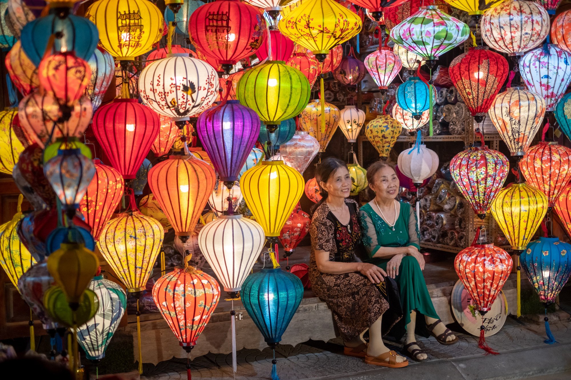 Đèn lồng truyền thống được bày bán ở phố cổ Hội An. ảnh: Getty Images