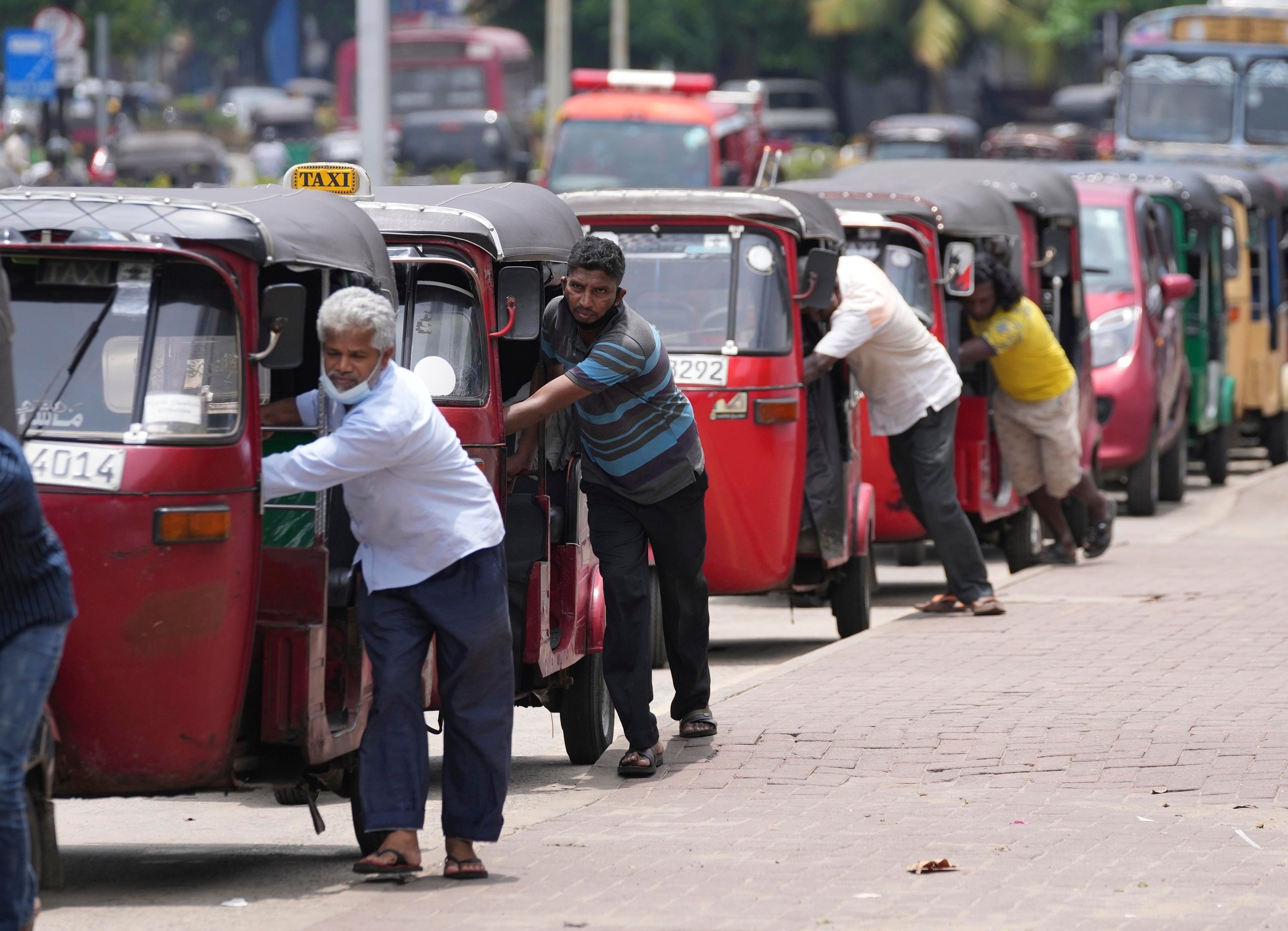 Drivers push their auto rickshaws to a petrol station in Colombo earlier this year as the crisis severely restricted Sri Lanka’s ability to import fuel. Photo: AP
