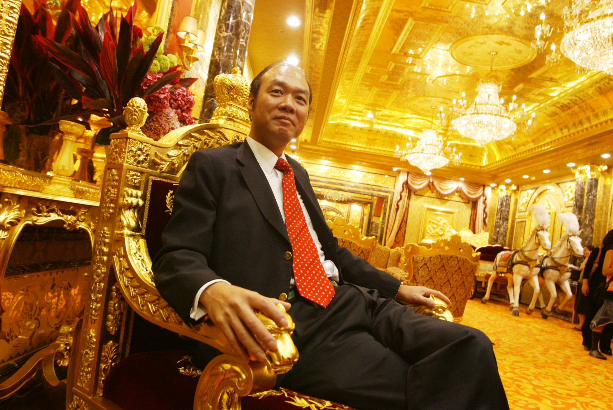Покойный Лам Сай-винг, бывший председатель Hang Fung Gold Technology Group, сидит в своем золотом выставочном зале стоимостью 38 миллионов долларов США в районе Коулун в Гонконге. Фото: Диксон Ли