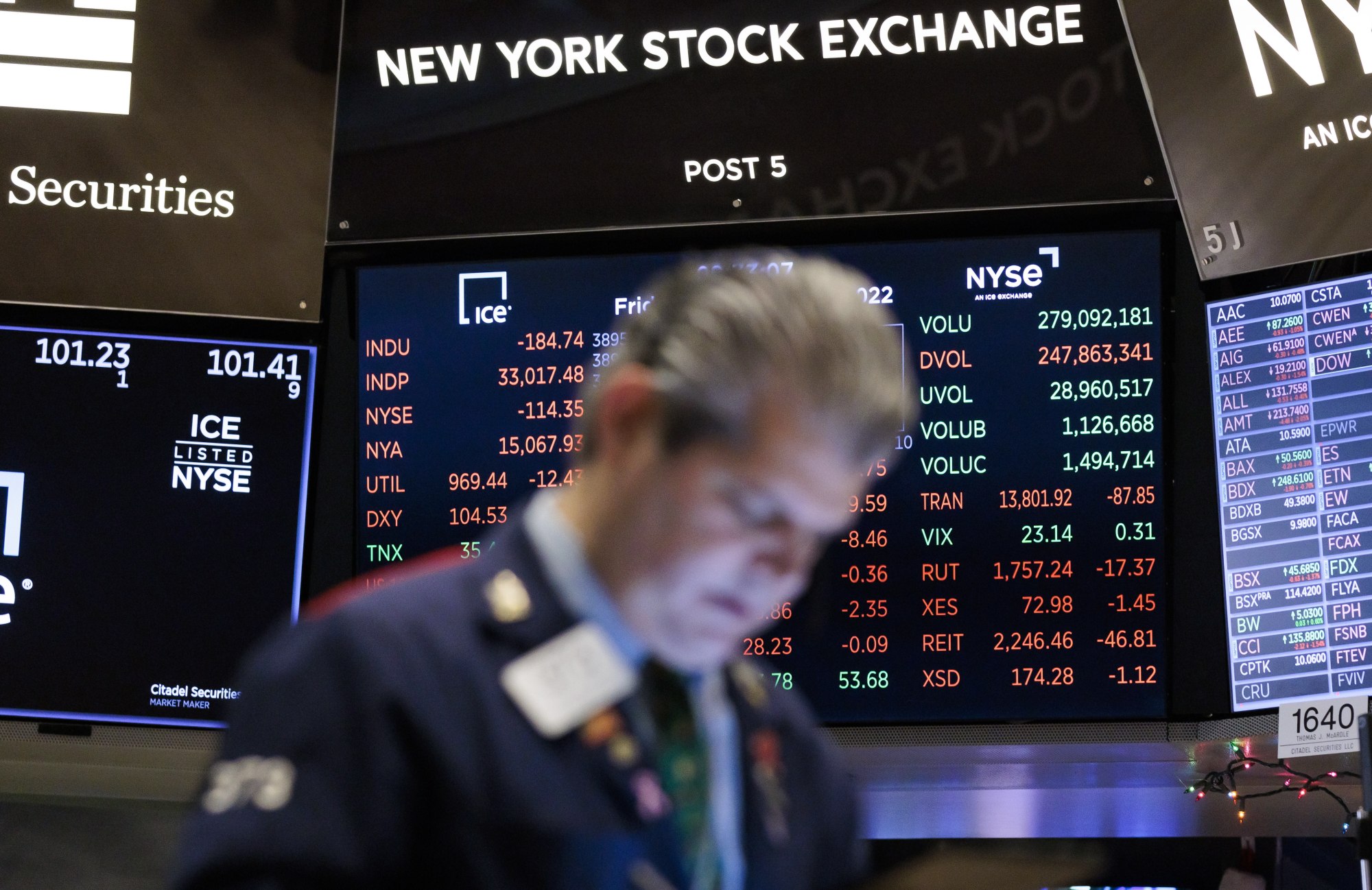 A trader works on the floor of the New York Stock Exchange on December 16. Photo: EPA-EFE