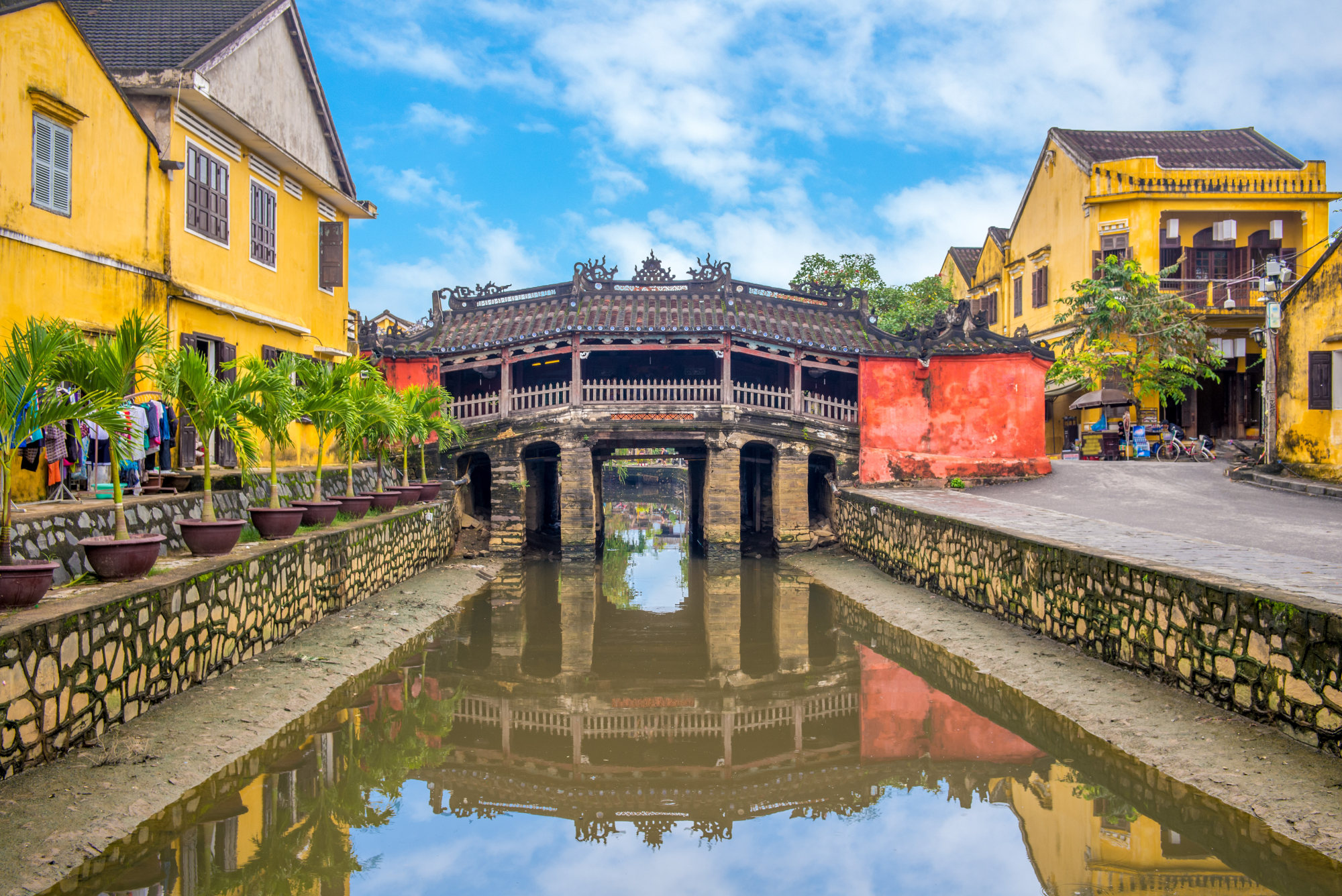 Chùa cầu bắc qua một nhánh của sông Thu Bồn từ những năm 1590. Ảnh: Shutterstock
