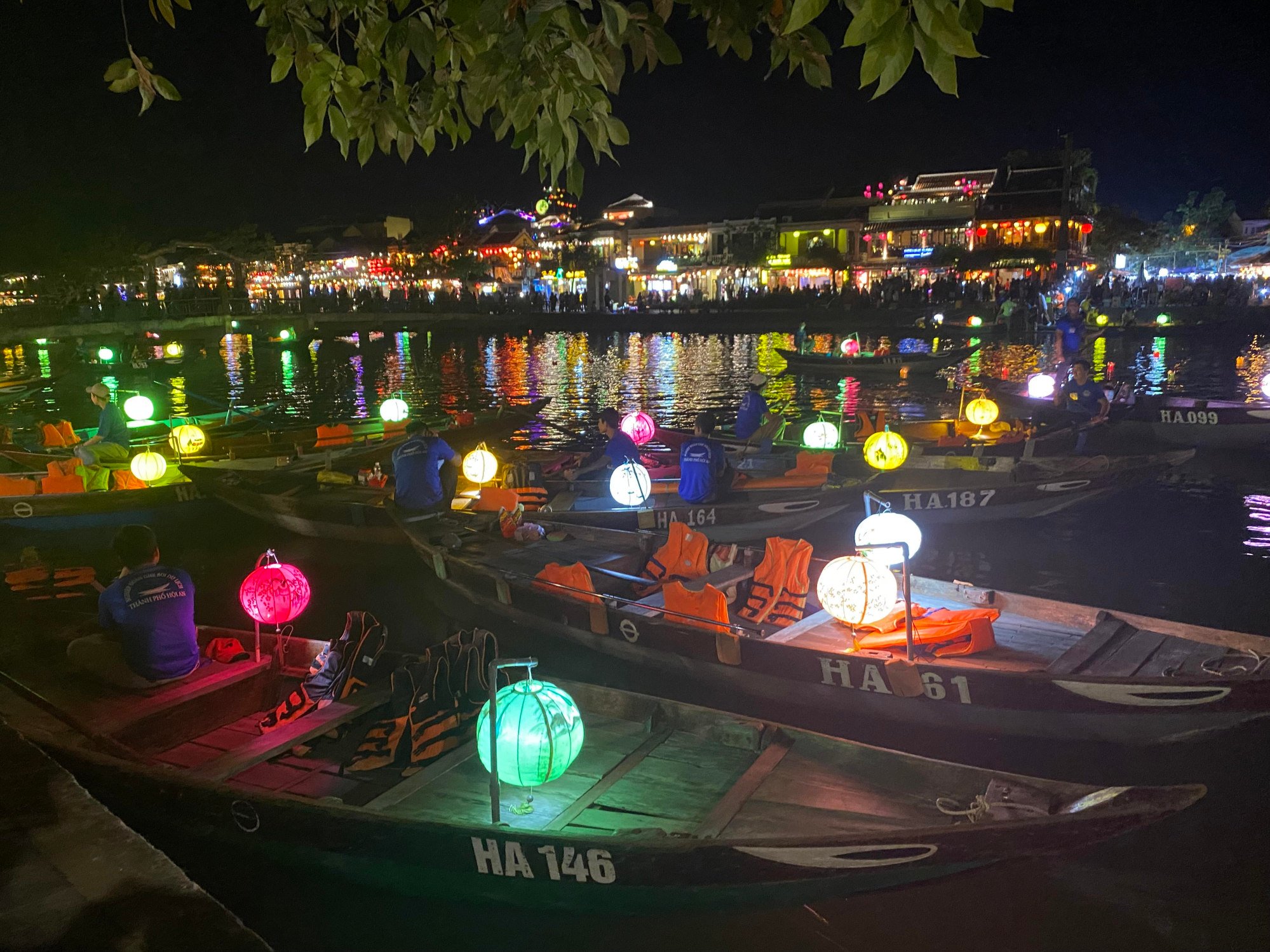 Những chiếc xuồng nhỏ trên sông Thu Bồn được thắp sáng bởi những chiếc đèn lồng nhiều màu sắc. Ảnh: Julian Ryal