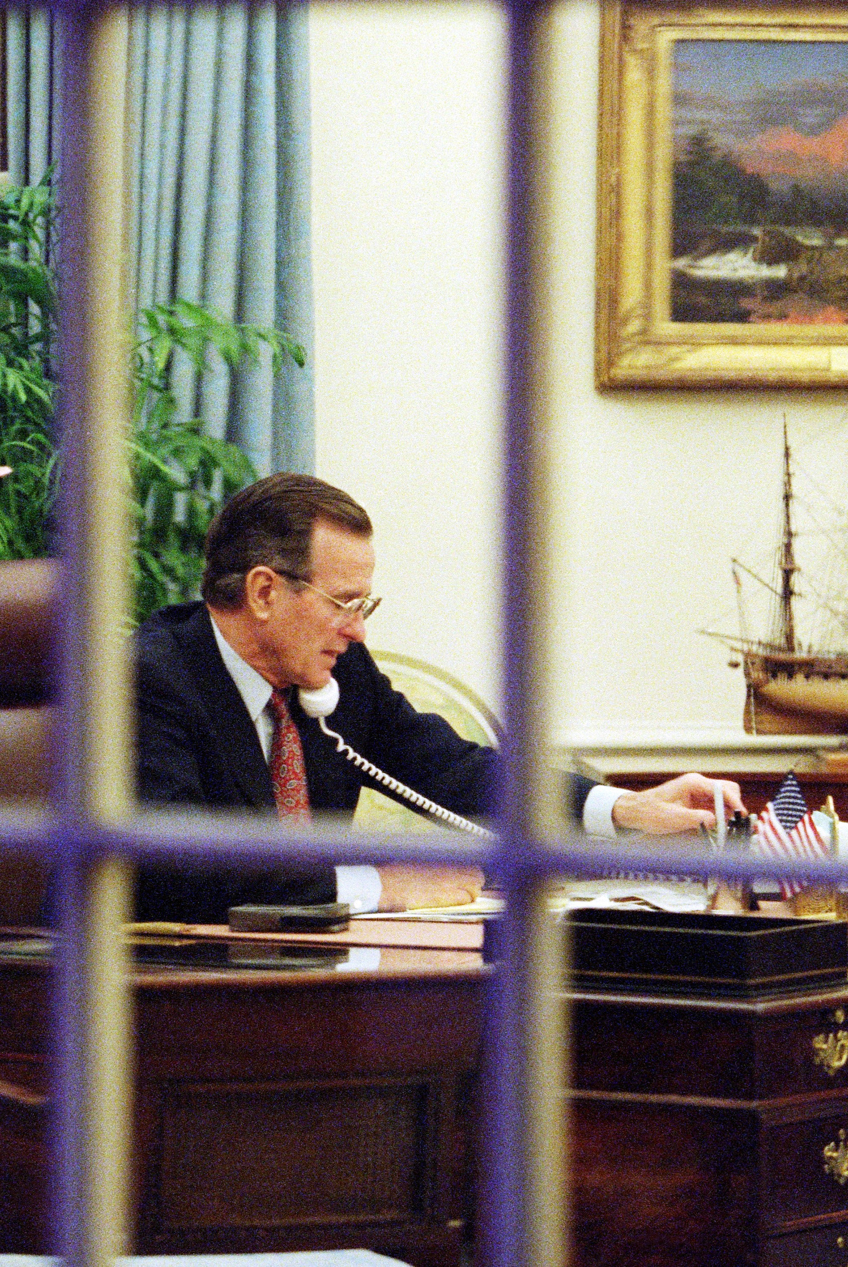 US President George H. W. Bush works in the White House Oval office on January 17, 1991 as Operation Desert Storm continues in an attempt by the United States and its allies to force the Iraqis to leave Kuwait. Photo: AFP