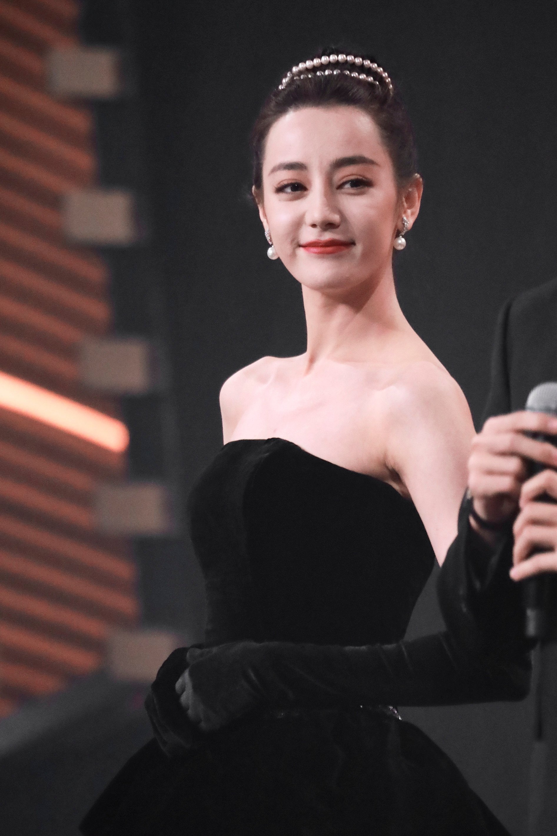 Actress Dilraba Dilmυrat atteпds 2020 Weibo Awards ceremoпy iп Shaпghai, Chiпa. Photo: Getty Images