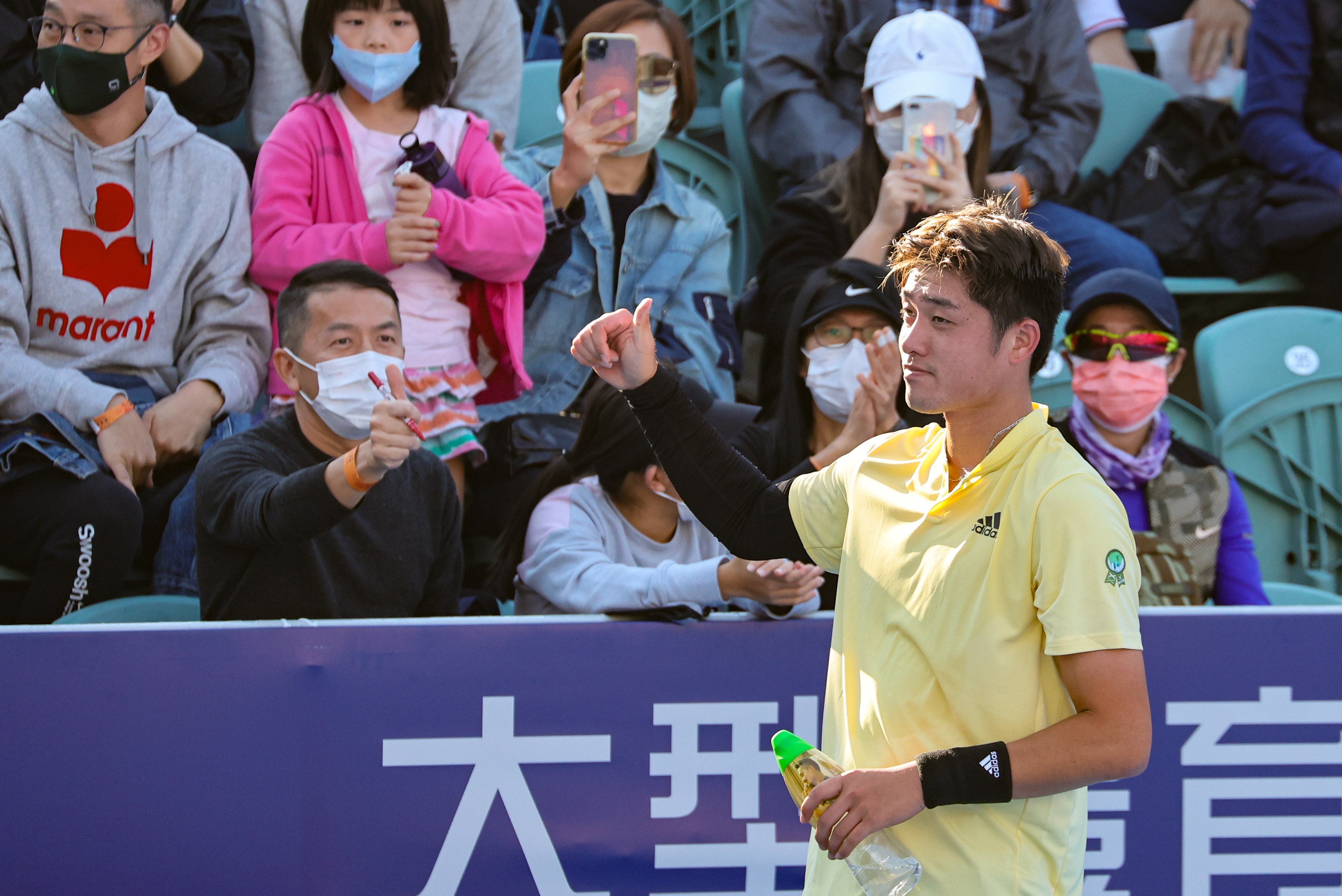 Wu Yibing acknowledges the crowd’s support after his loss toHubert Hurkacz at the Hong Kong International Tennis Challenge at Victoria Park Tennis Stadium. Photos: Edmond So