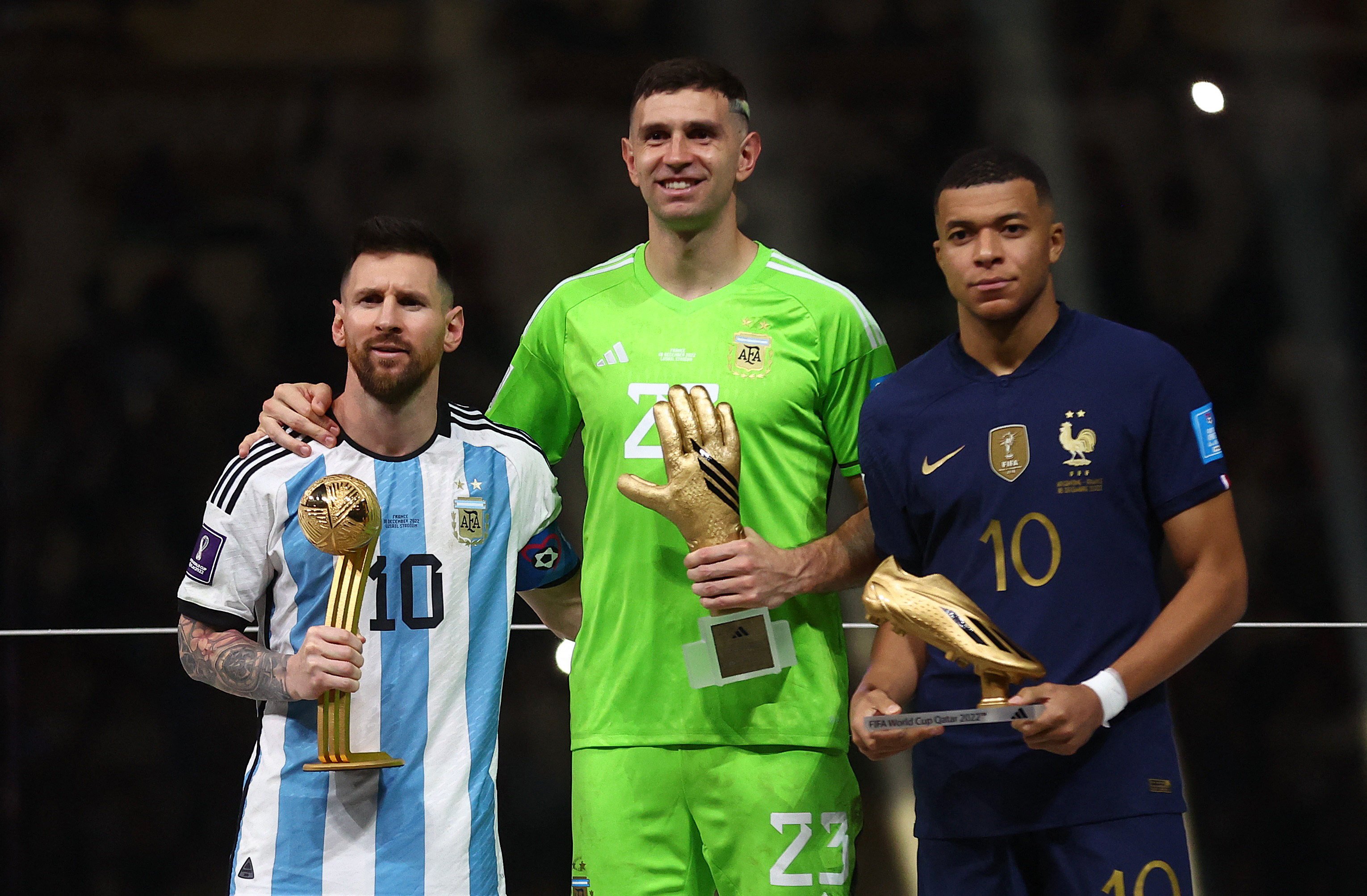 Golden Ball winner Lionel Messi, Golden Glove winner Emiliano Martinez and Golden Boot winner Kylian Mbappe pose with the trophies after the World Cup final. Photo: Reuters