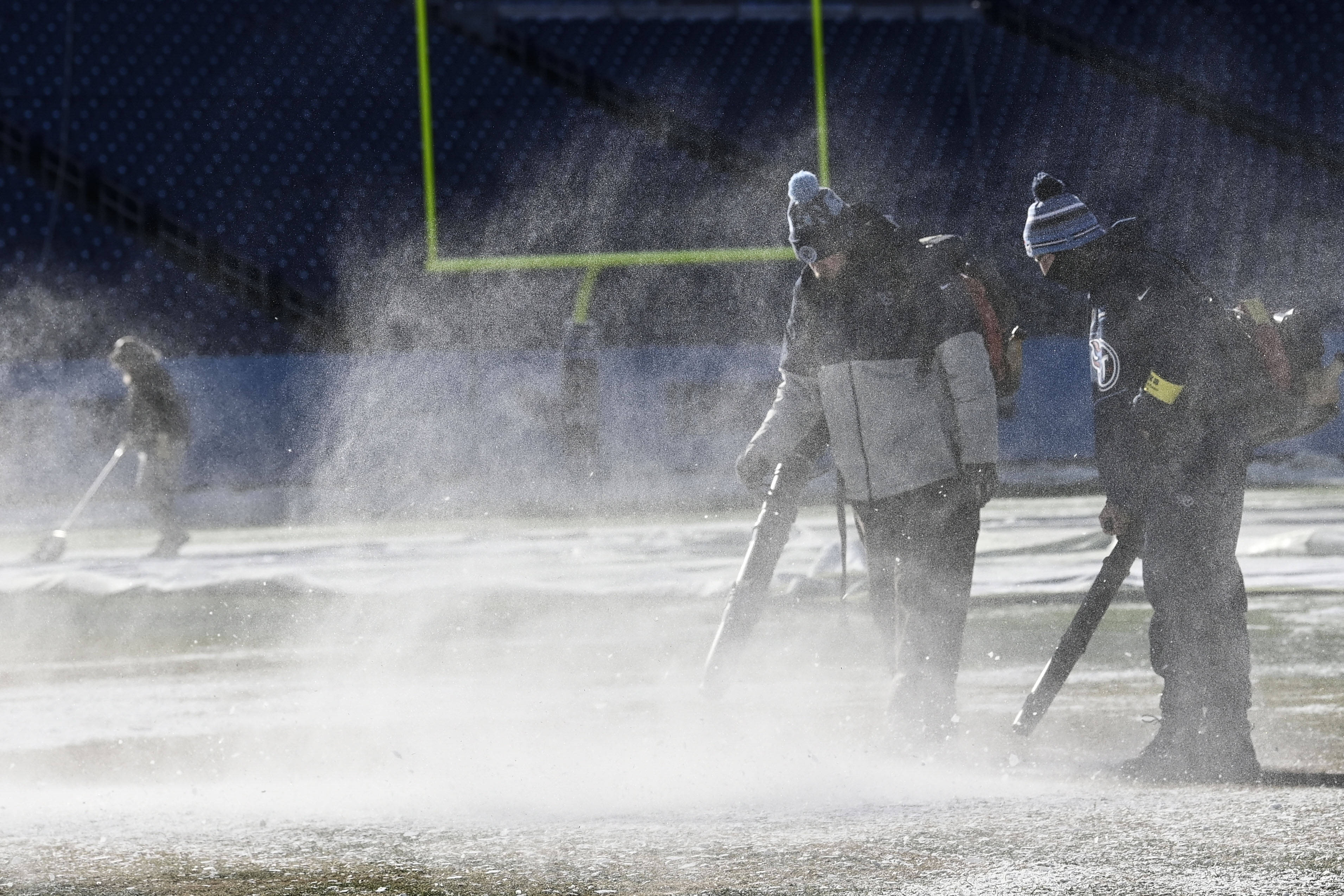 NFL-Baby, It's Cold Outside: Teams, Fans Adapt as Deep Freeze Hits U.S