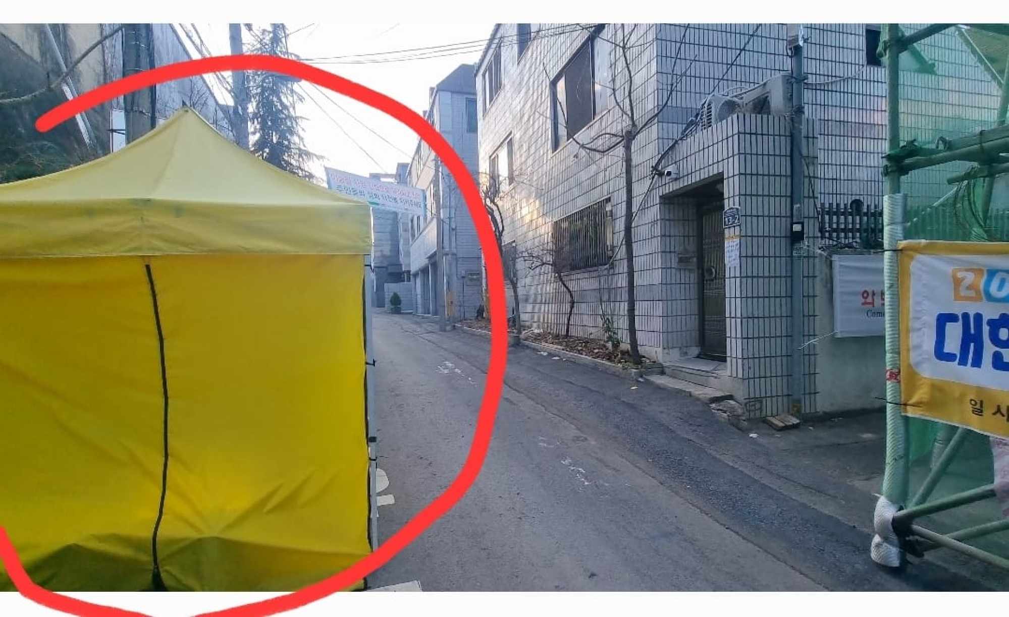 An illegal tent has been erected on a street in Daehyeon-dong to prevent vehicles carrying construction materials from entering the building site. Photo: Handout