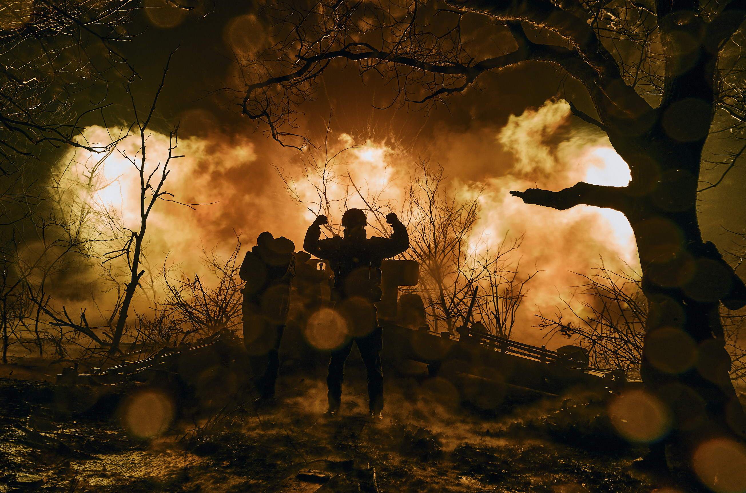 Ukrainian soldiers fire at Russian positions near Bakhmut, Donetsk region, Ukraine in November 2022. Photo: AP