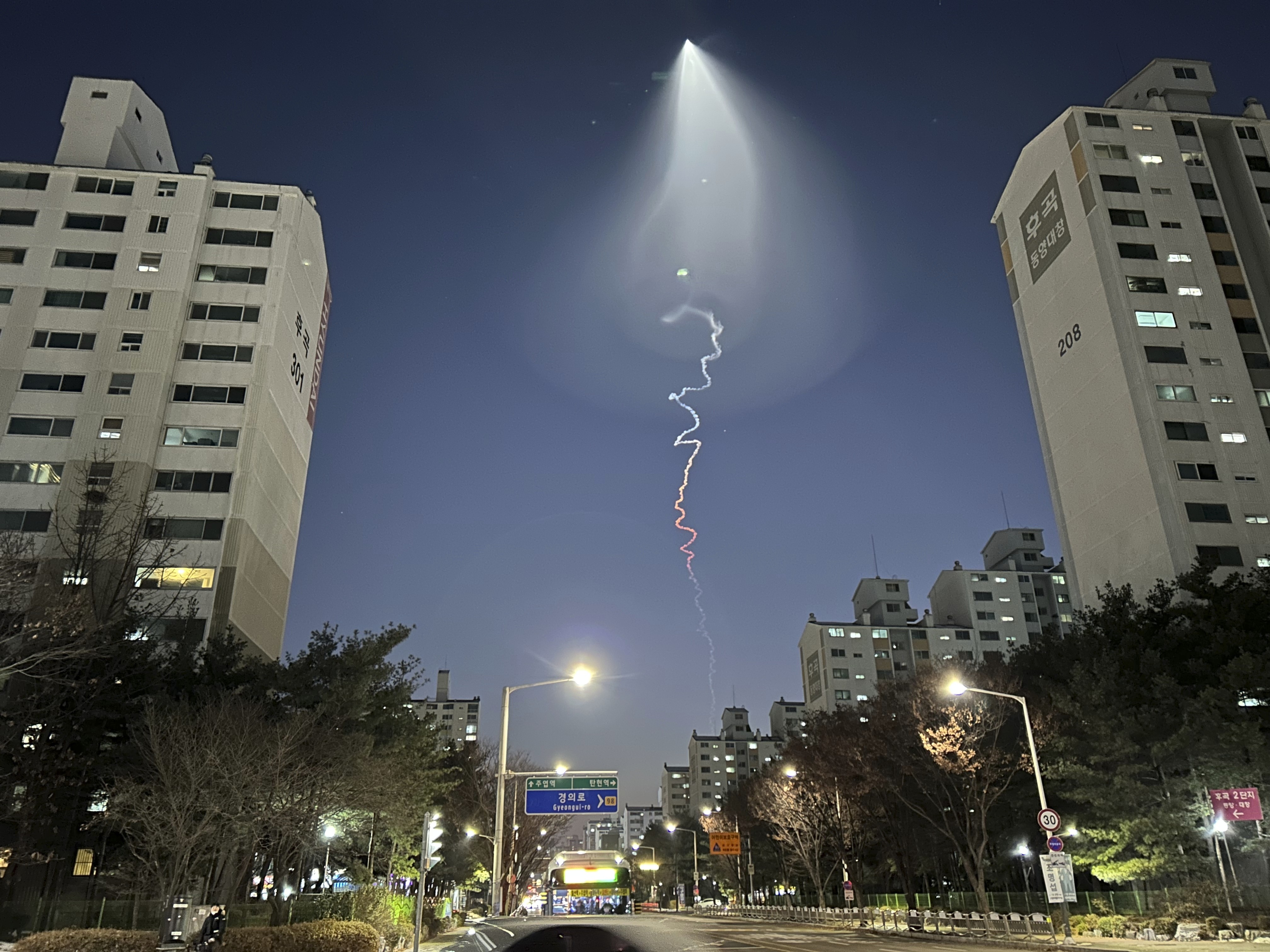 A light trail is seen in Goyang, South Korea, on December 30, 2022.  Photo: AP