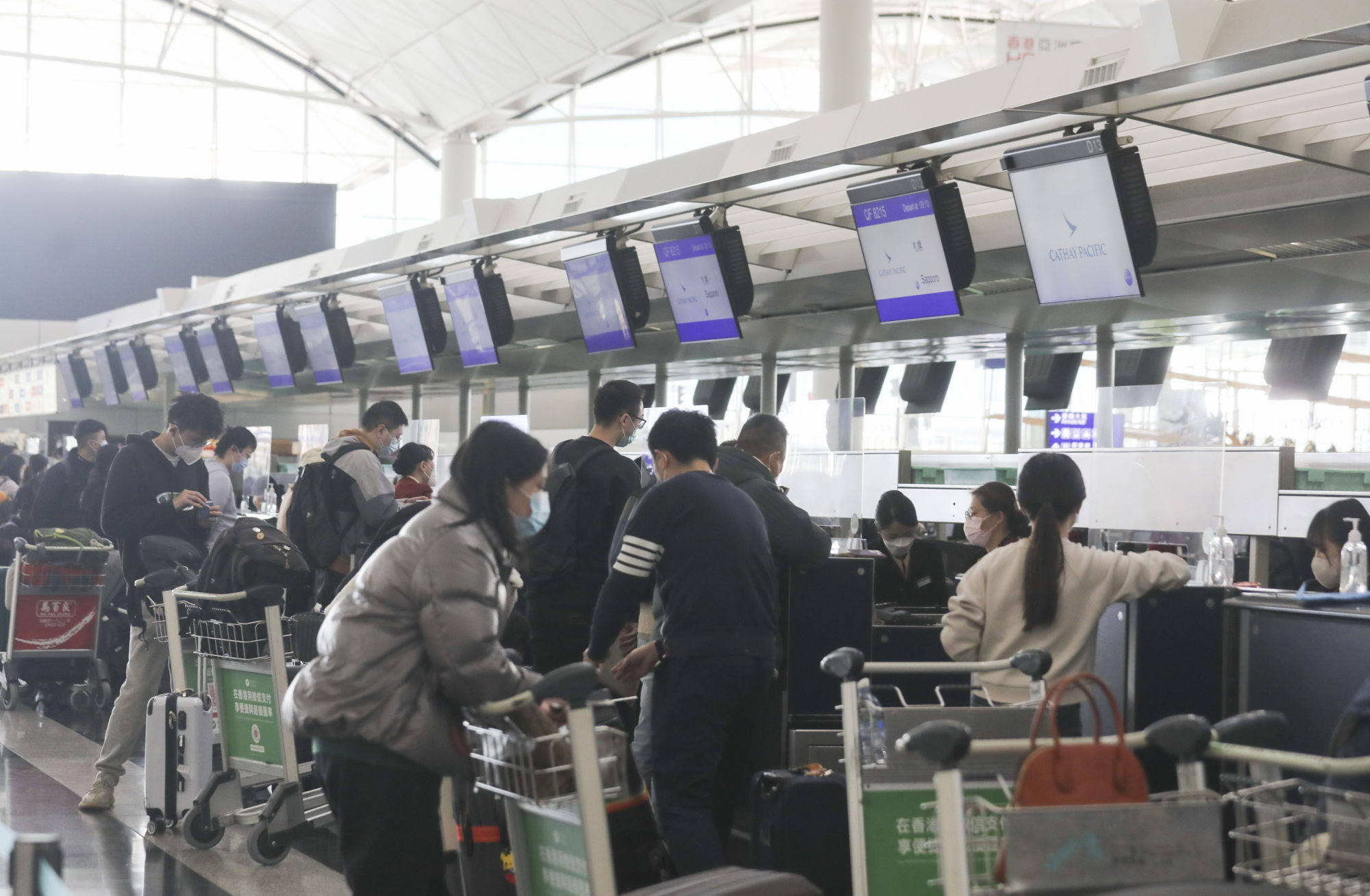 Passengers at Hong Kong’s airport check in for a flight to Sapporo. Photo: Xiaomei Chen