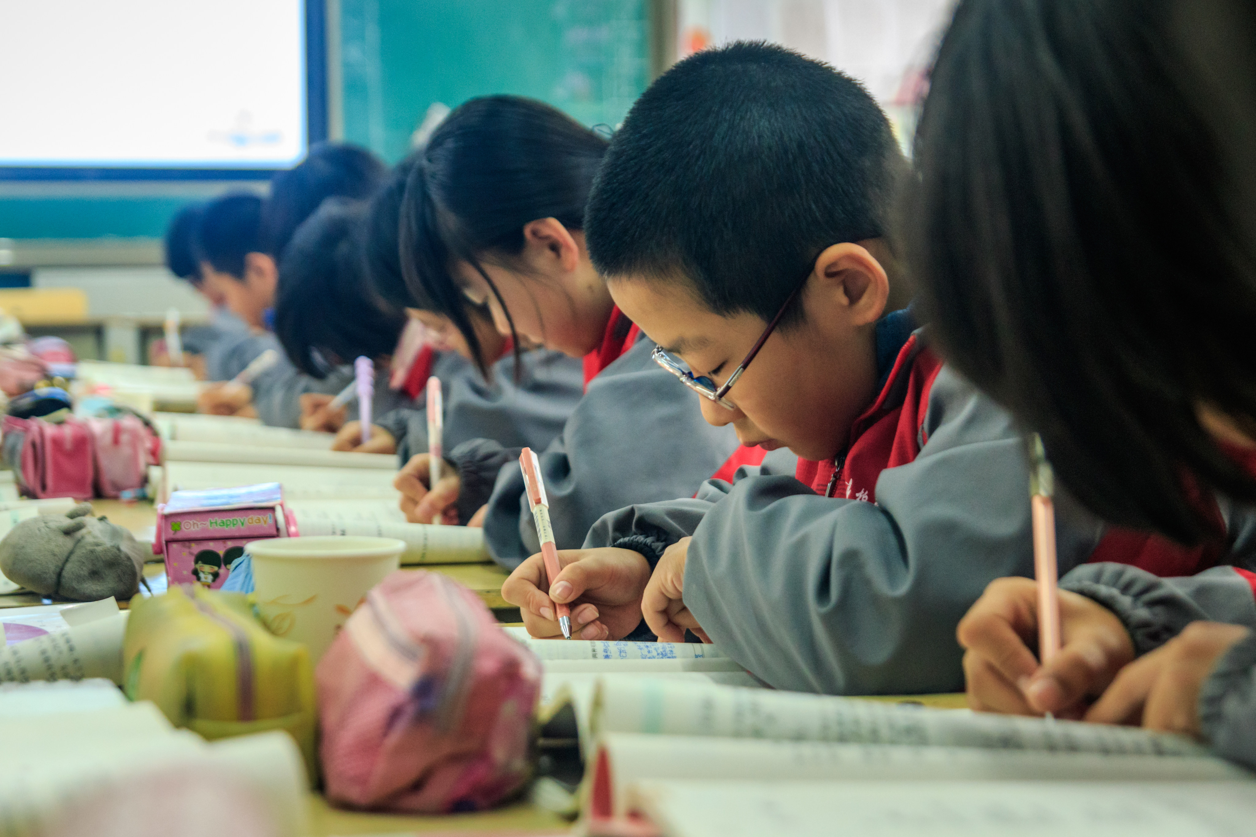 Comprehensive chinese elementary. Chinese classroom teacher. dual class in china.