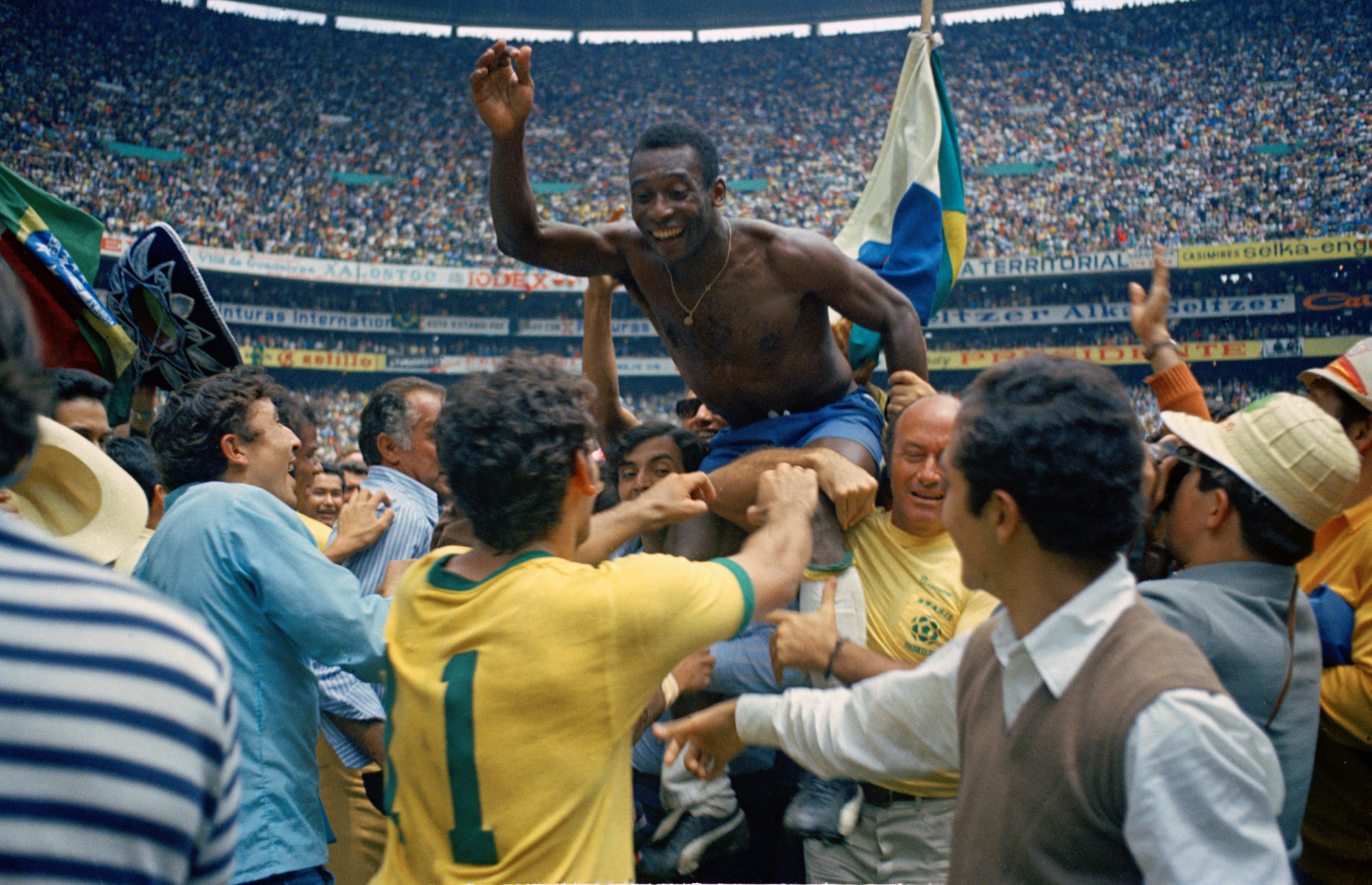 It's going to be crazy': Crowds flock to Santos for Pelé's wake