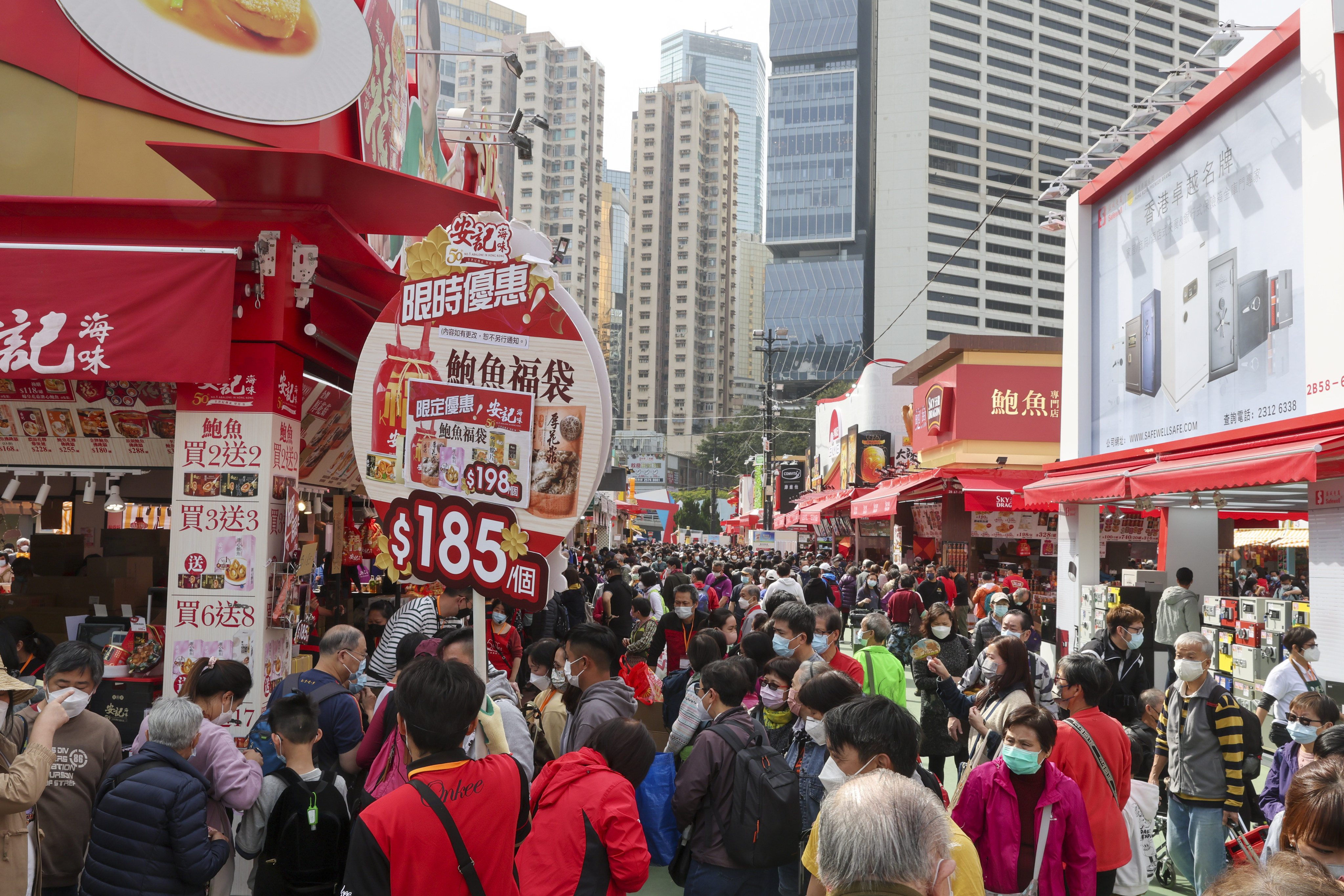 Crowds gather at Victoria Park on the last day of the Hong Kong Brands and Products Expo. Photo: Yik Yeung-man