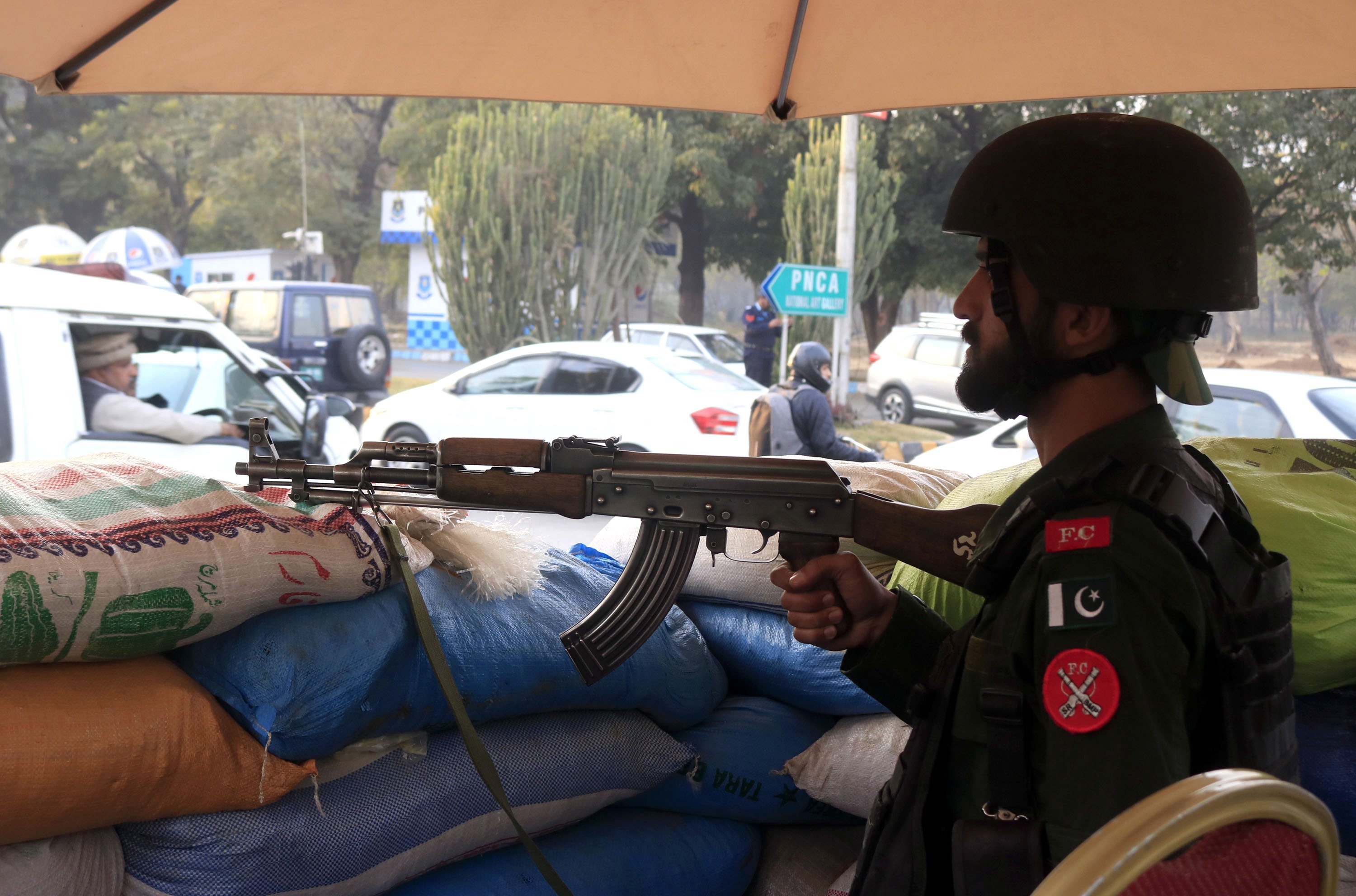 Pakistani security officials stand guard outside a hotel after a security alert on December 26, 2022. Photo: EPA-EFE