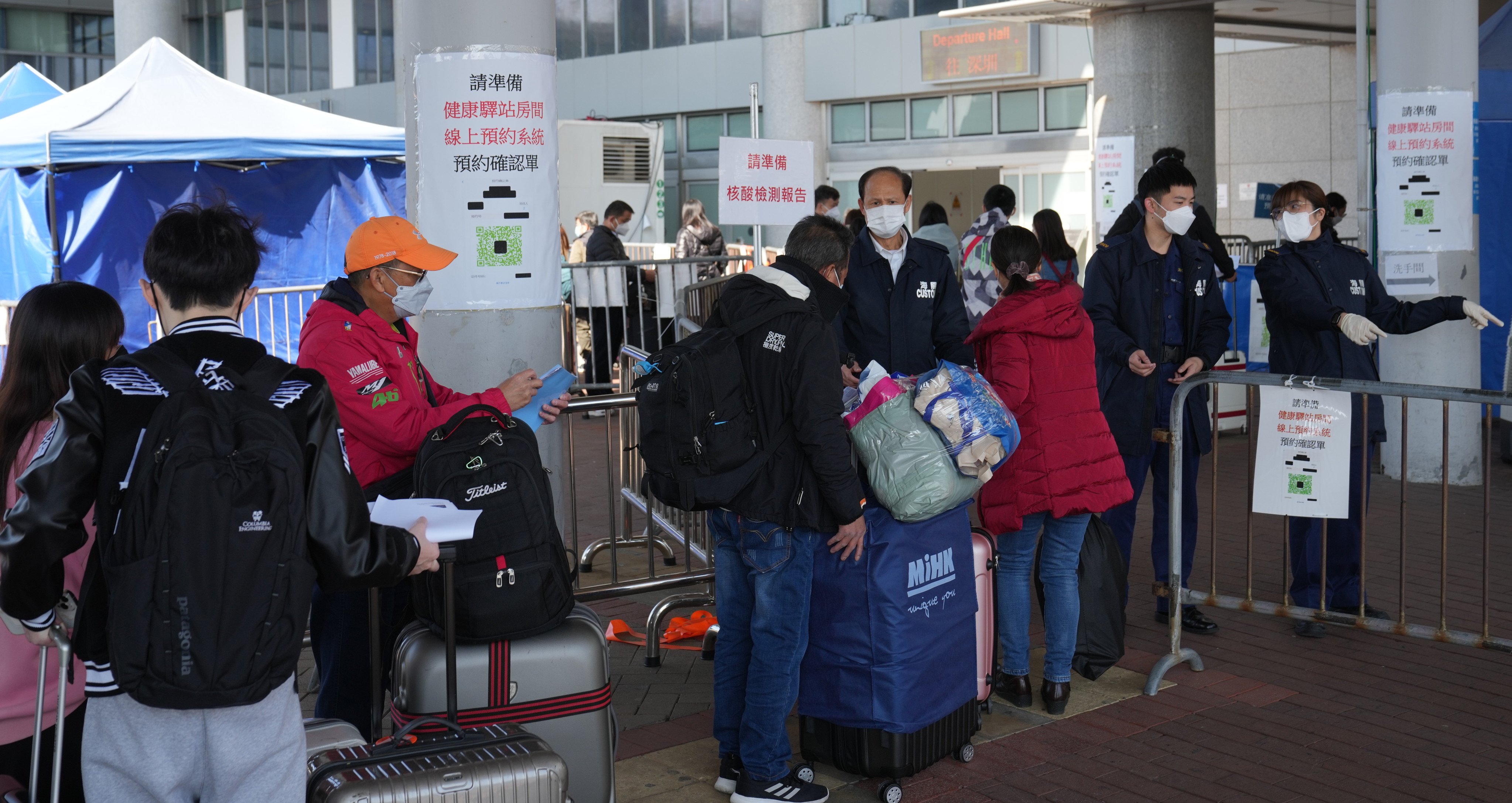 Travellers from Hong Kong queue to cross the border into mainland China at the Shenzhen Bay checkpoint.  Photo: Sam Tsang