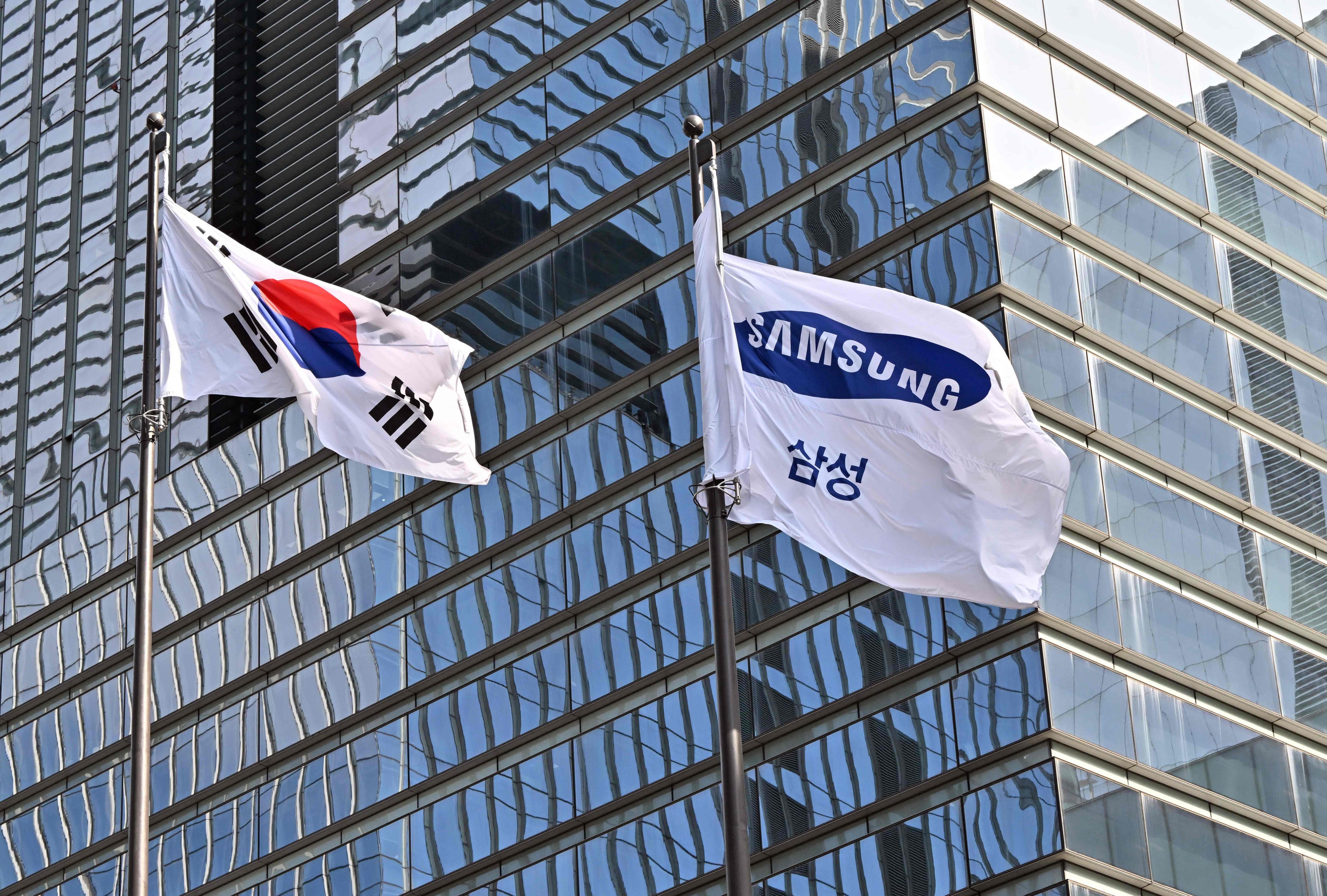 A South Korean naitonal flag and a Samsung flag flutter outside the company’s Seocho building in Seoul in October 2022. Photo: AFP