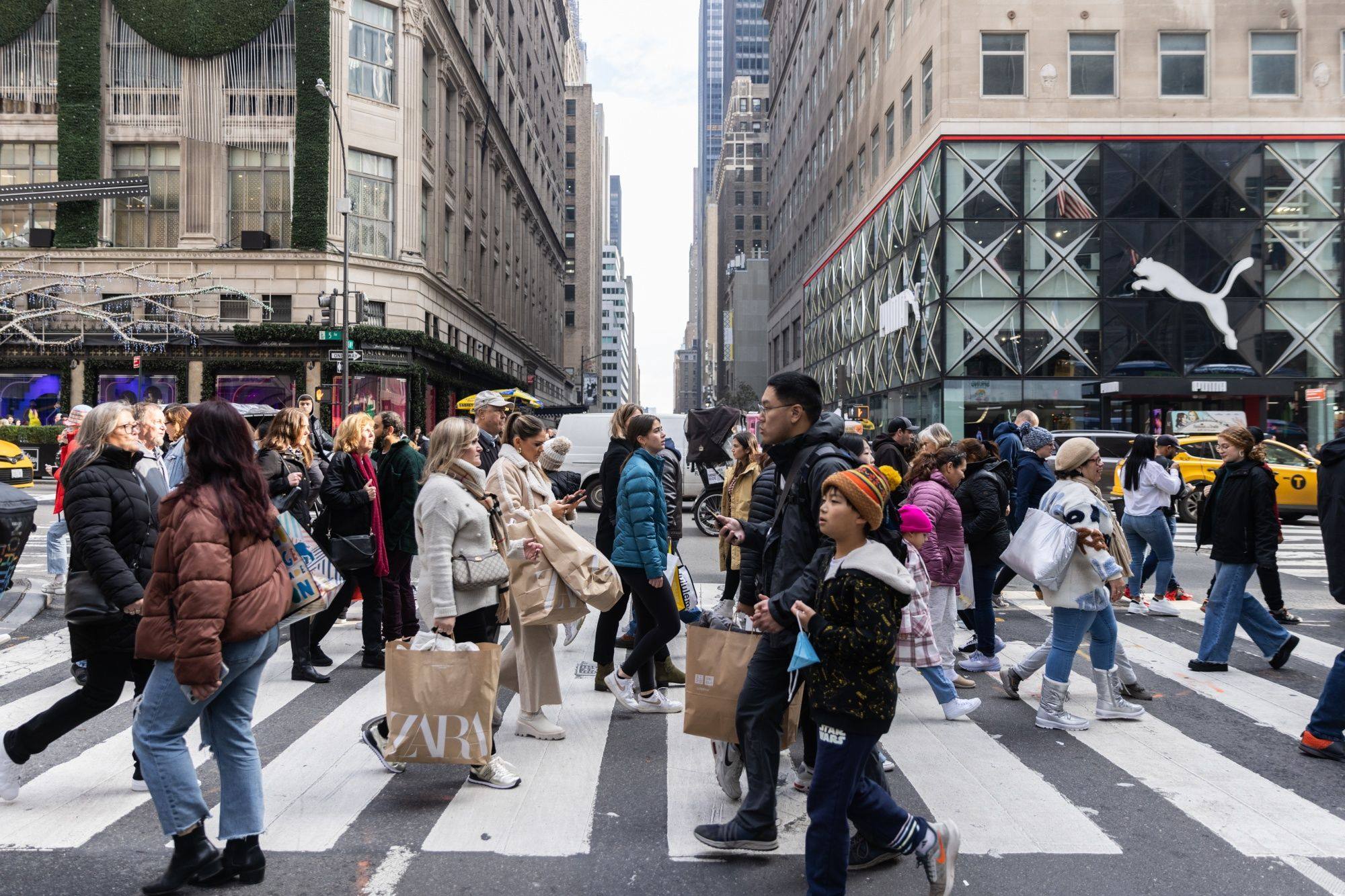 US shoppers walk along 5th Avenue on Black Friday in New York on November 25. The country added 263,000 jobs in November amid the surging rate increases by the Federal Reserve. With the American labour market still tight, risks to inflation remain high. Photo: Bloomberg