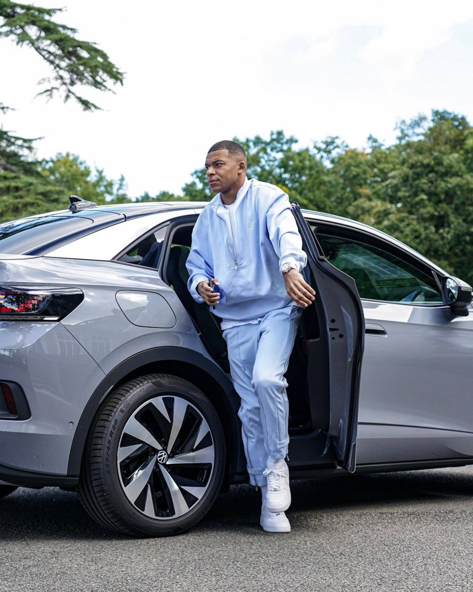 A pesar de tener una flota de autos lujosos, Kylian Mbappé no sabe conducir.  Foto: @k.mbappe/Instagram