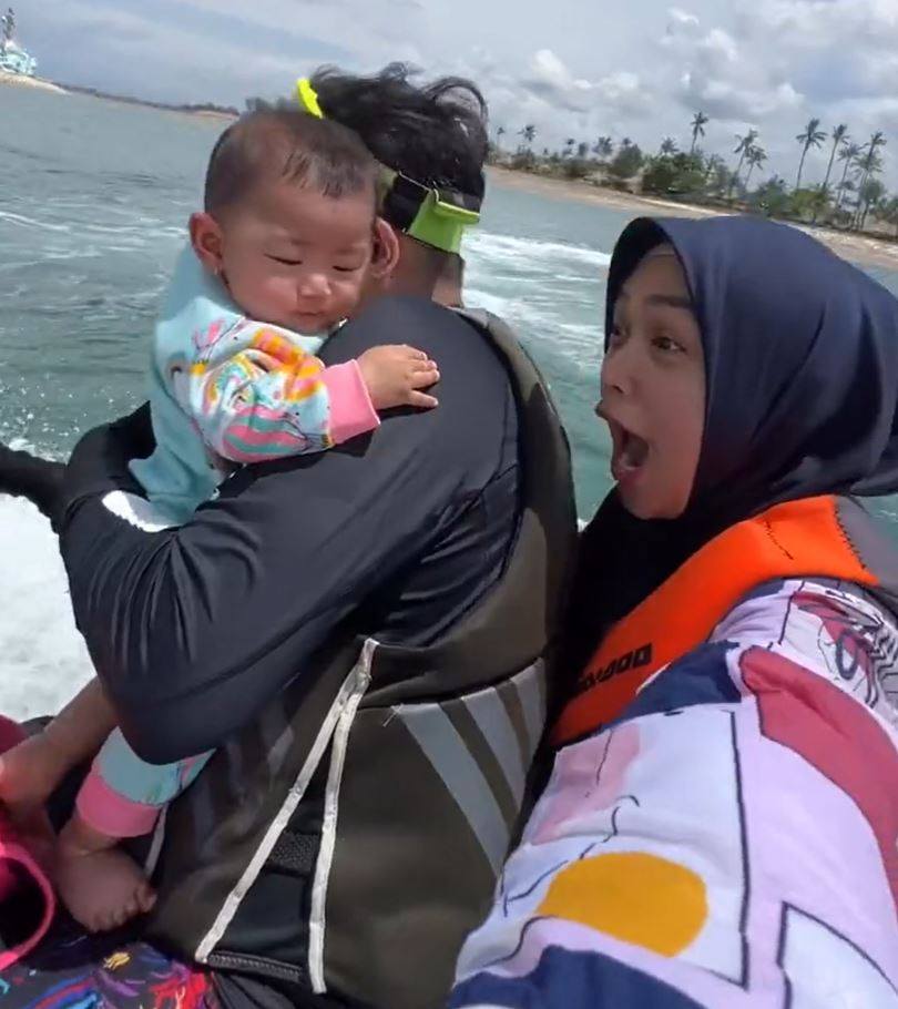 Ria Ricis rides a jet ski with her husband Teuku Ryan and their infant daughter Moana. Photo: Instagram