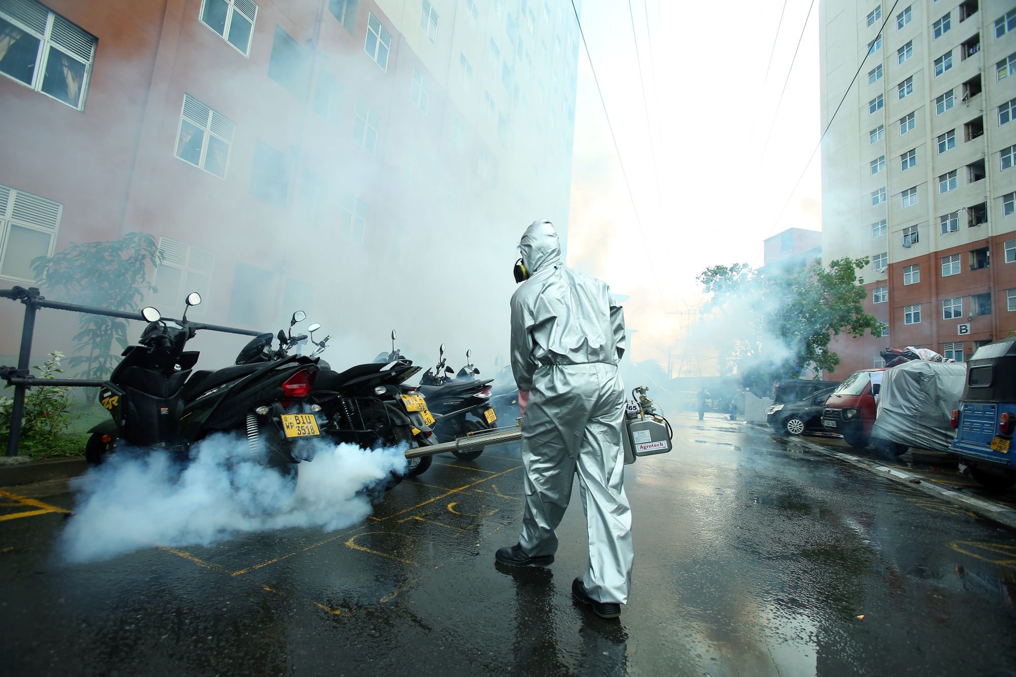 A health worker sprays chemicals in Colombo, Sri Lanka, to control dengue-carrying mosquitoes. Mutations have made some mosquitoes highly resistant to insecticides. Photo: Xinhua