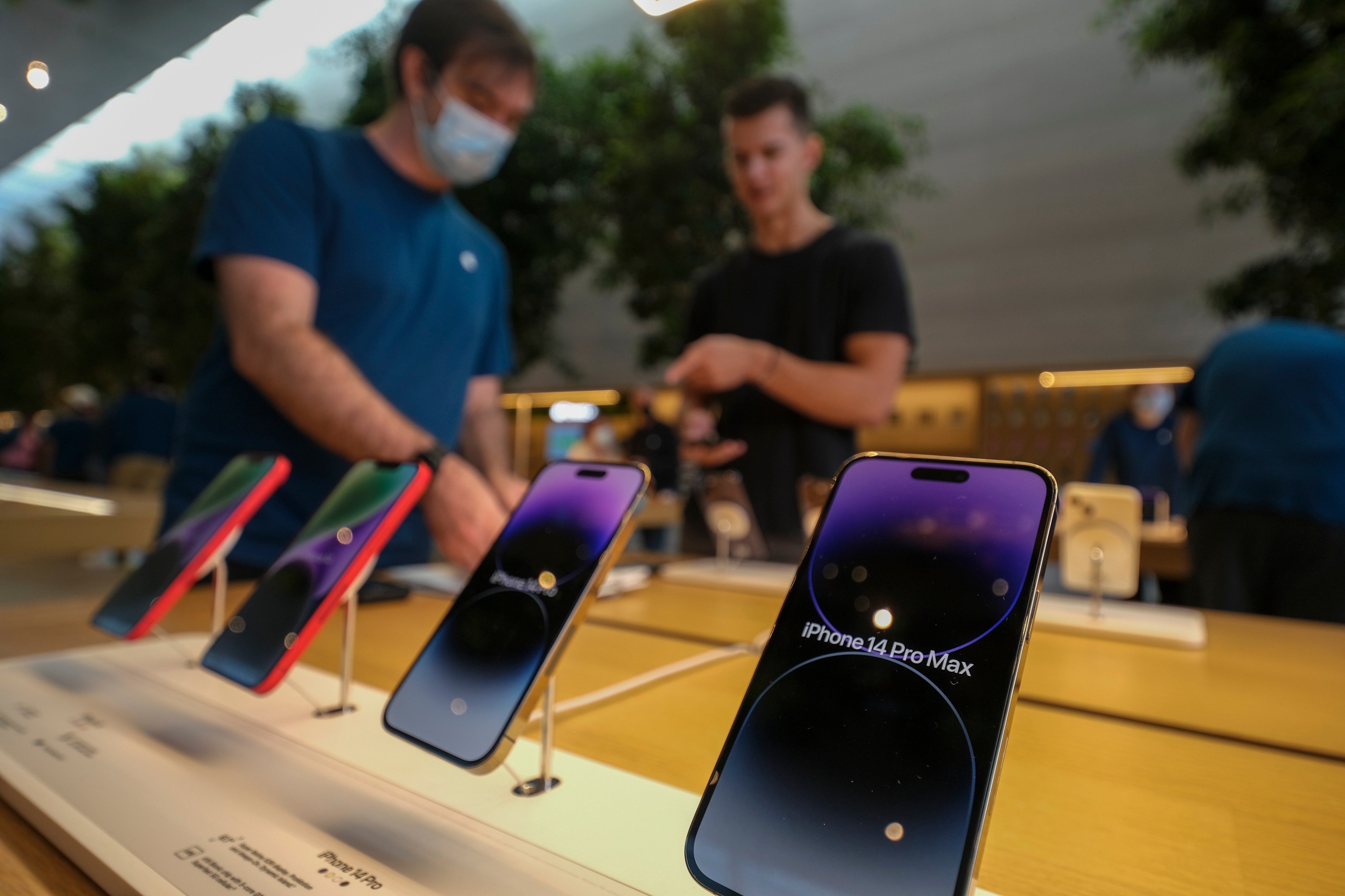 BOE plans to make organic light-emitting diodes (OLED) screens, used by Apple for its iPhones, at one of the sites. Photo: Shutterstock