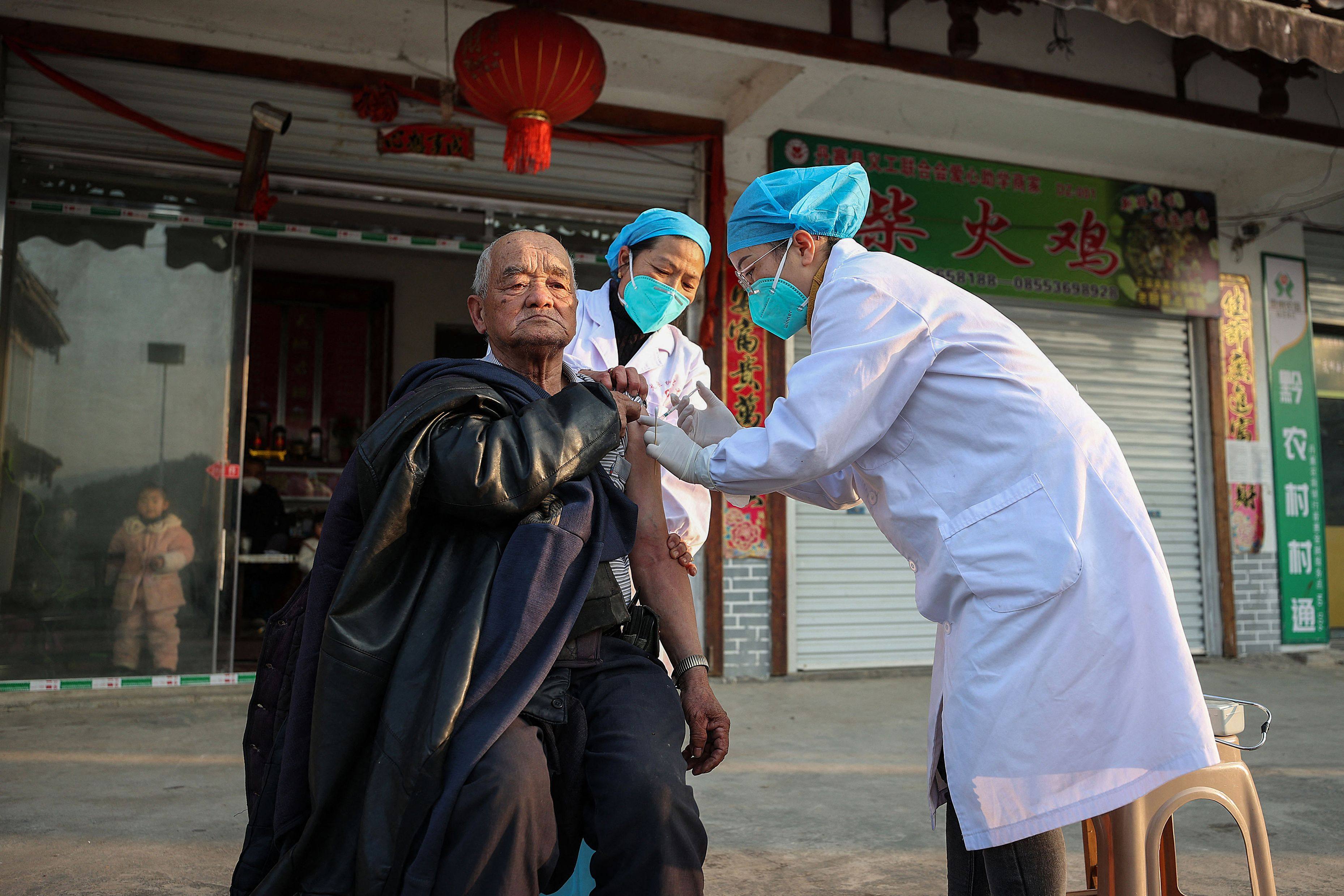 After spending the past year trying to contain the highly transmissible Omicron variant through lockdowns and mass testing, Chinese authorities are again emphasising vaccination. Photo: AFP
