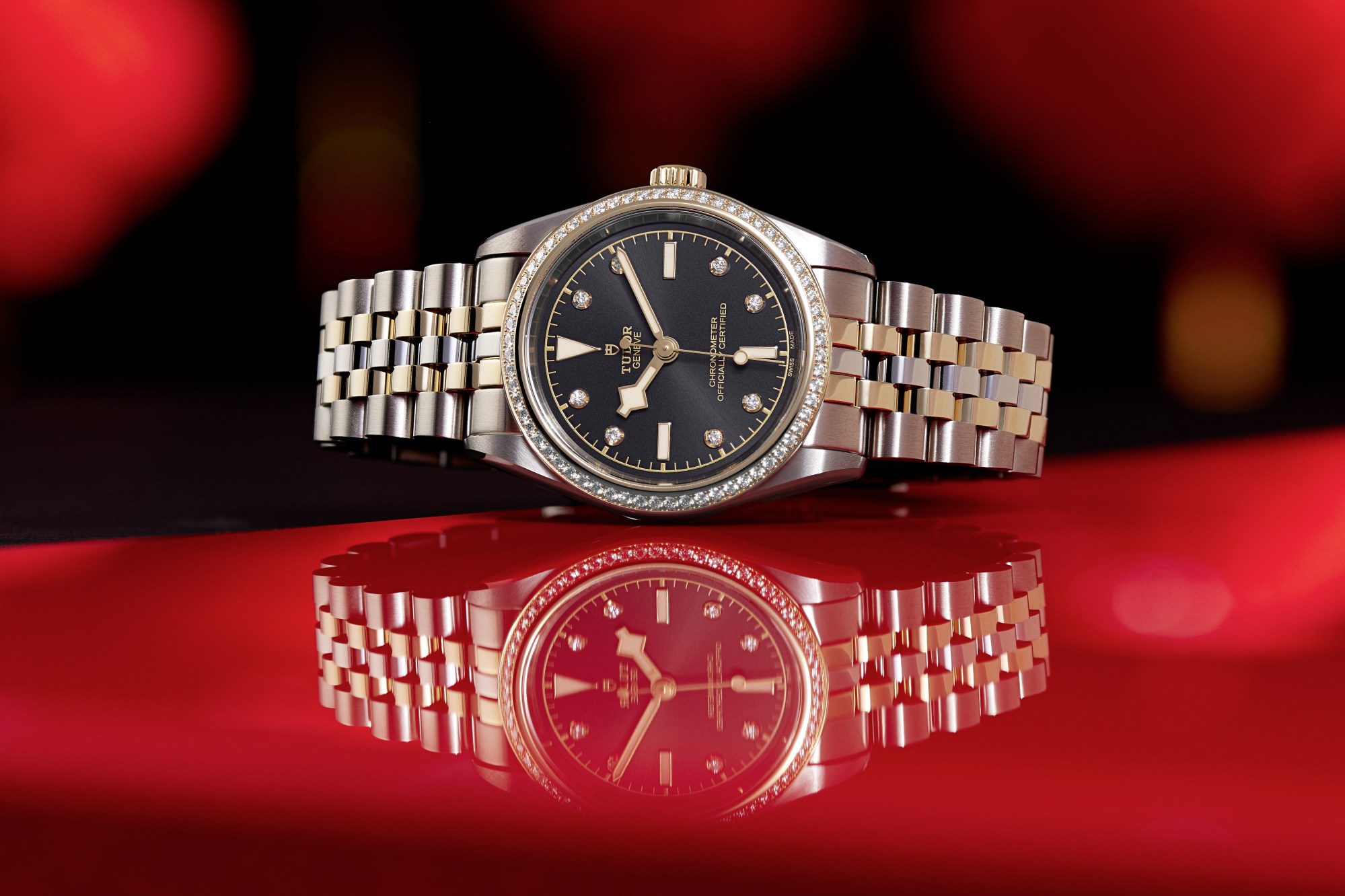 The new version of the Black Bay is made in steel and yellow gold, anchored to a five-link bracelet and clasp with rapid adjustment. Photo: Tudor