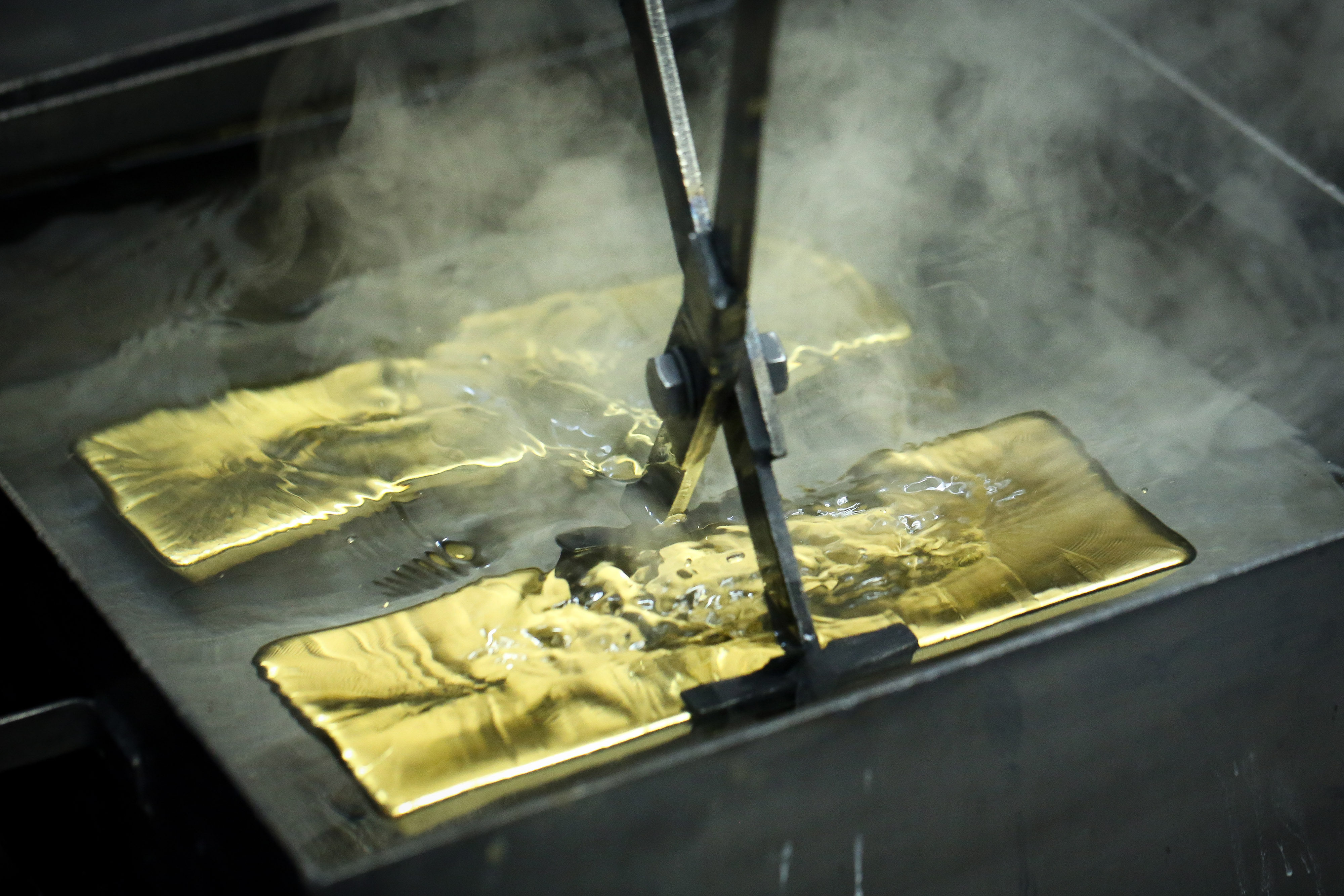 A worker plunges a gold ingot into a cooling bath at the Uralelectromed Copper Refinery, operated by Ural Mining and Metallurgical Company, in Verkhnyaya Pyshma, Russia, on July 30, 2020. Central banks are estimated to have bought more gold in the third quarter of 2022 than ever before. Photo: Bloomberg