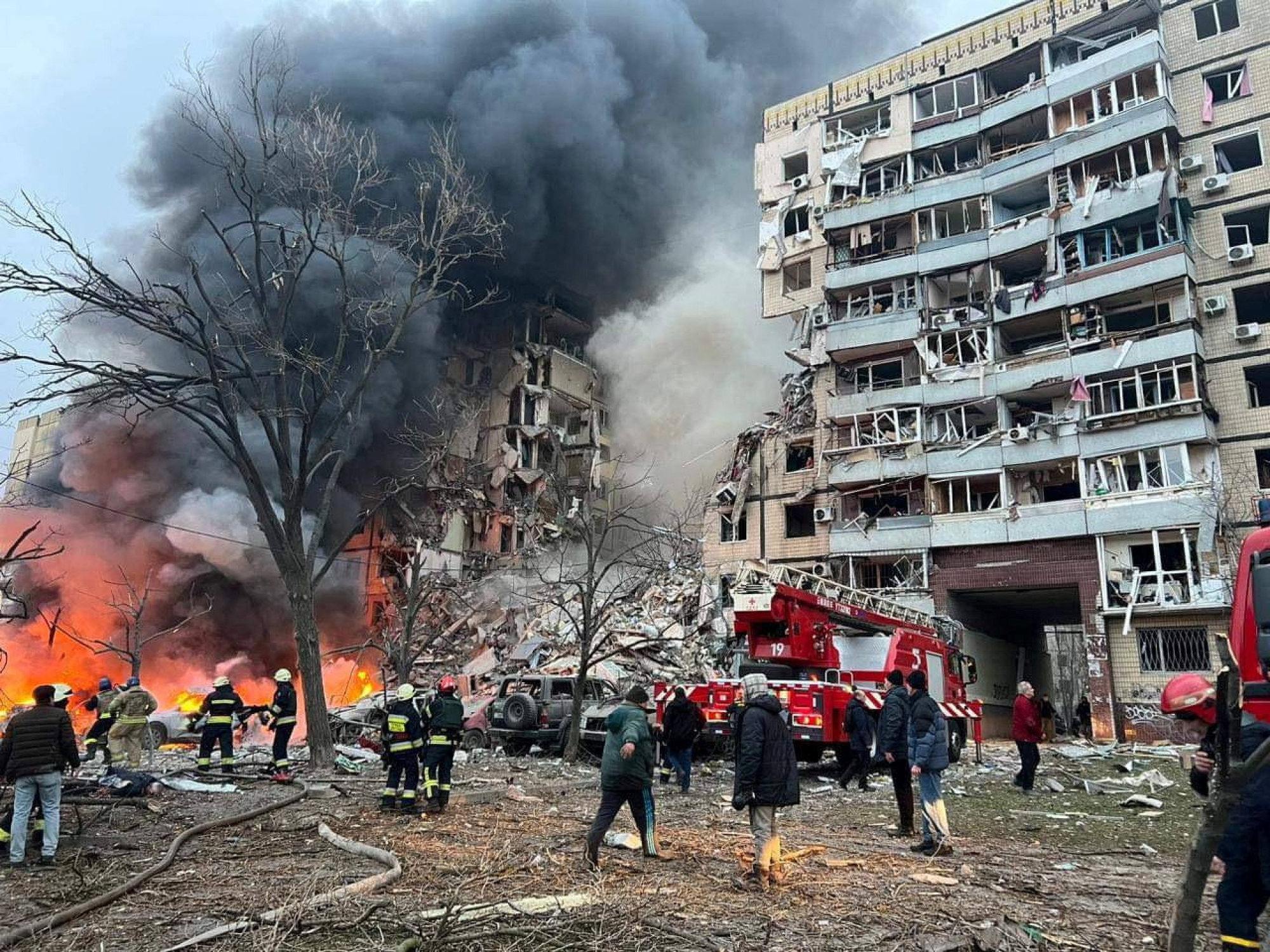 Удар по украинским городам. Взорванный дом. Разрушенная многоэтажка.