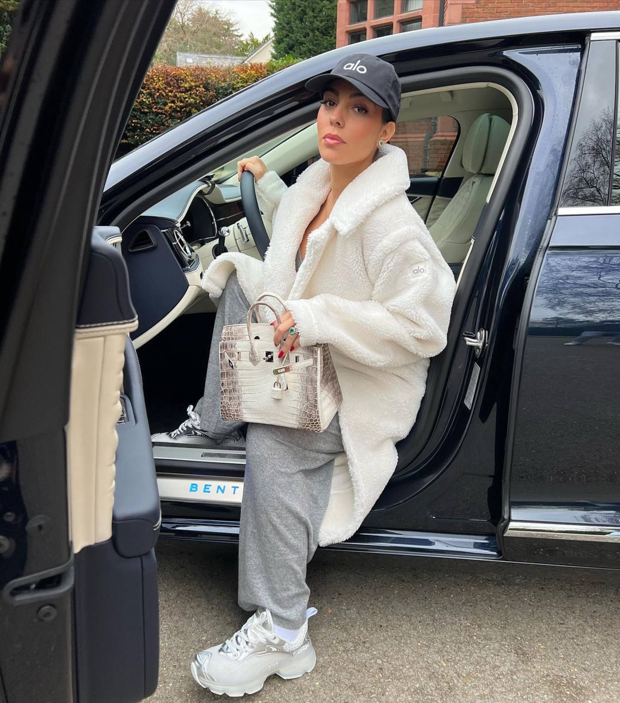 5 of Georgina Rodríguez's most enviable Hermès bags: Cristiano Ronaldo's  model girlfriend rocks rare Himalaya, Crocodile and Ostrich Birkins and  dainty Kelly bags with casual and chic looks alike