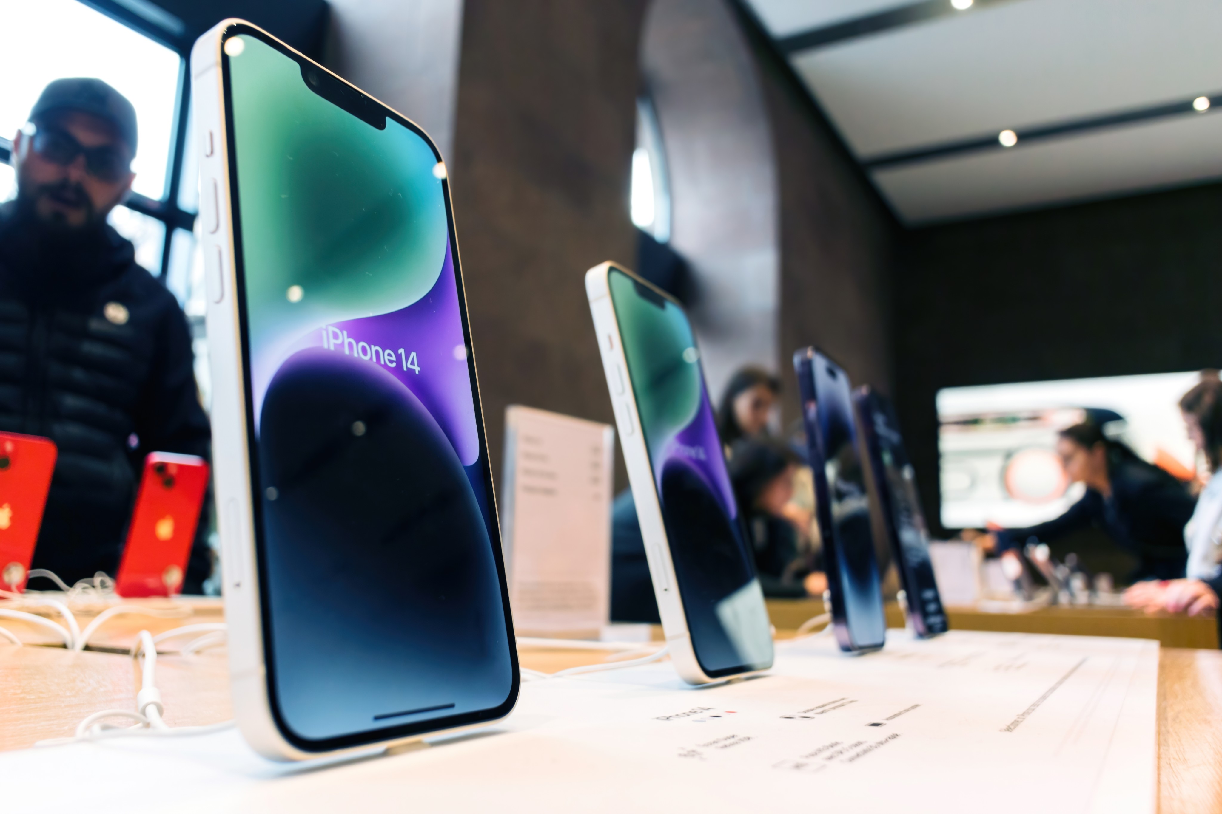 【最終値下】Designed by Apple in California(大） Apple tops fourth-quarter smartphone vendor rankings as 2022