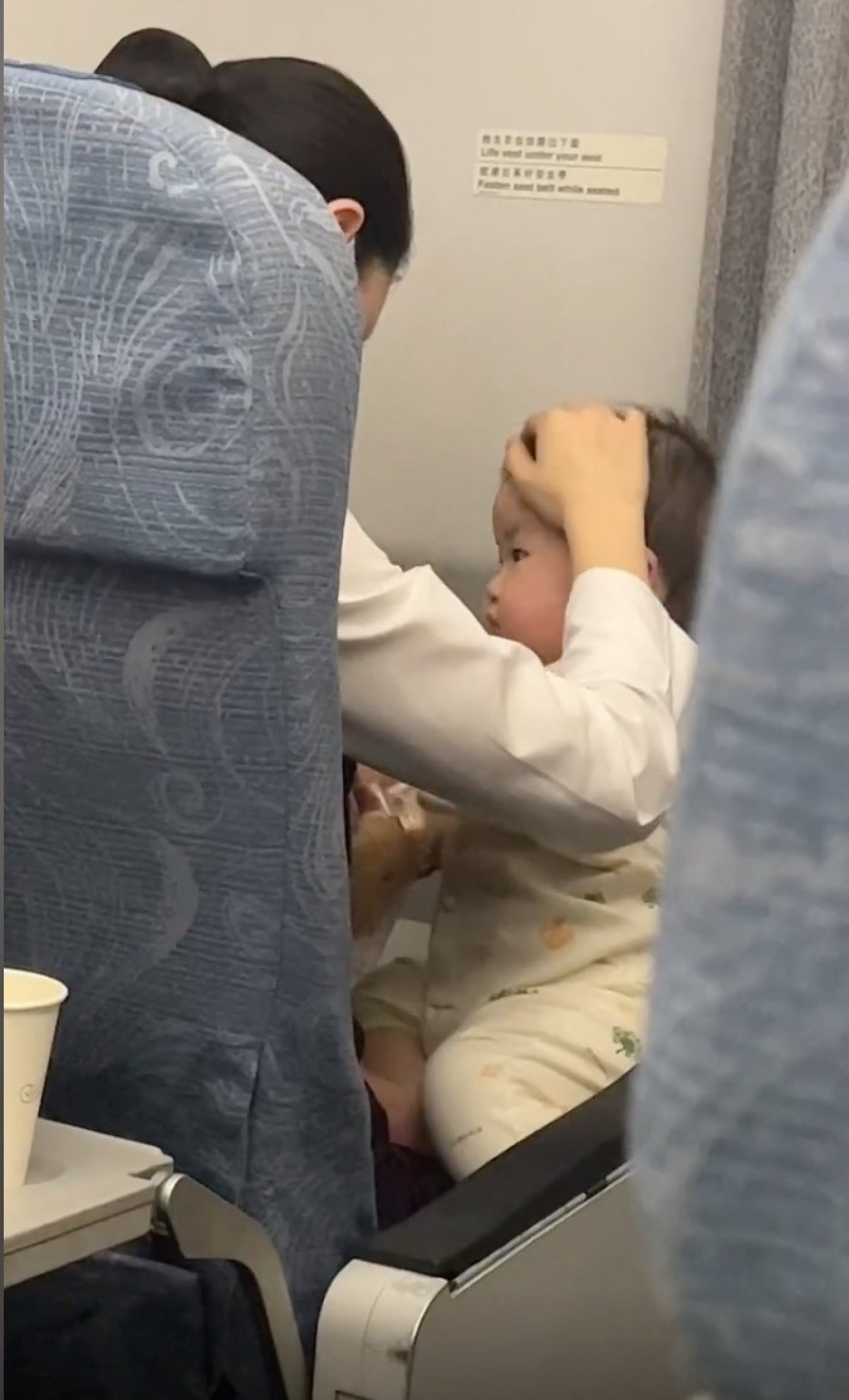 Social media users cheered the flight attendant for her efforts, with many saying it had made their day. Photo: Douyin