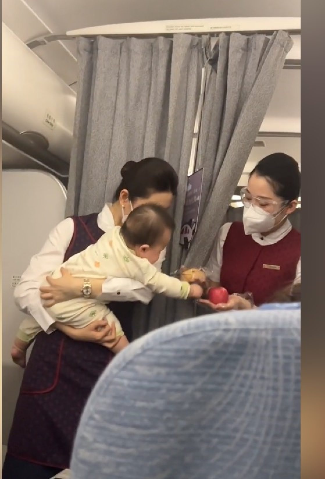 An unknown passenger filmed the flight attendant’s successful intervention and shared it online where it went viral. Photo: Douyin