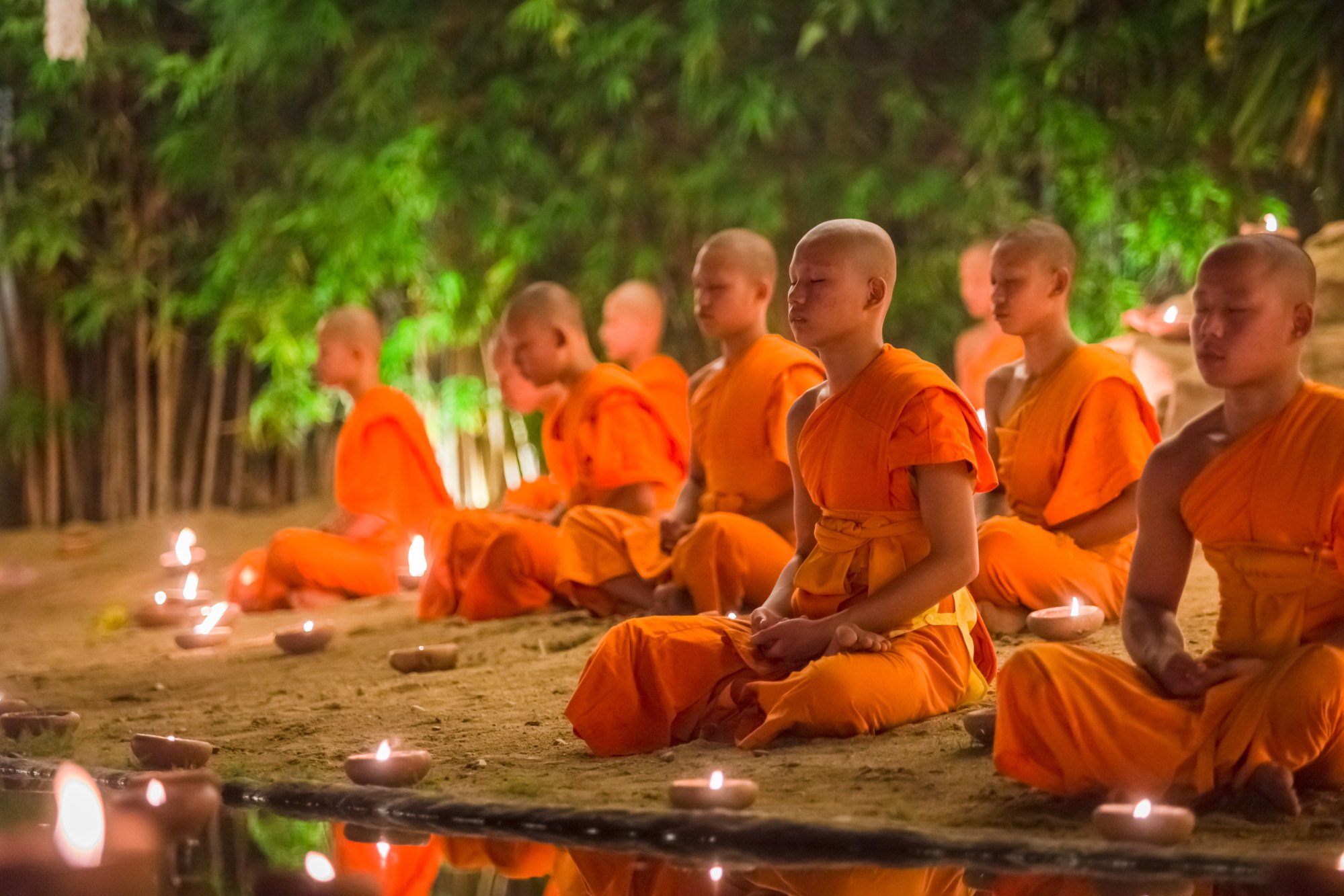 Медитация ом слушать. Тхеравада-хинаяна. Буддийский монах Тхеравада. Тибет монахи медитация. Тибетский буддизм мантры.