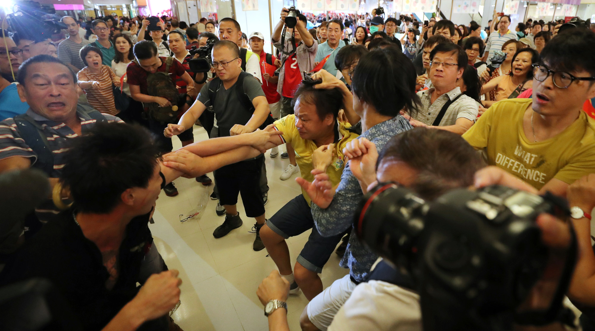 Protesters and government supporters clash at Amoy Plaza in Kowloon Bay in 2019. Photo: Sam Tsang