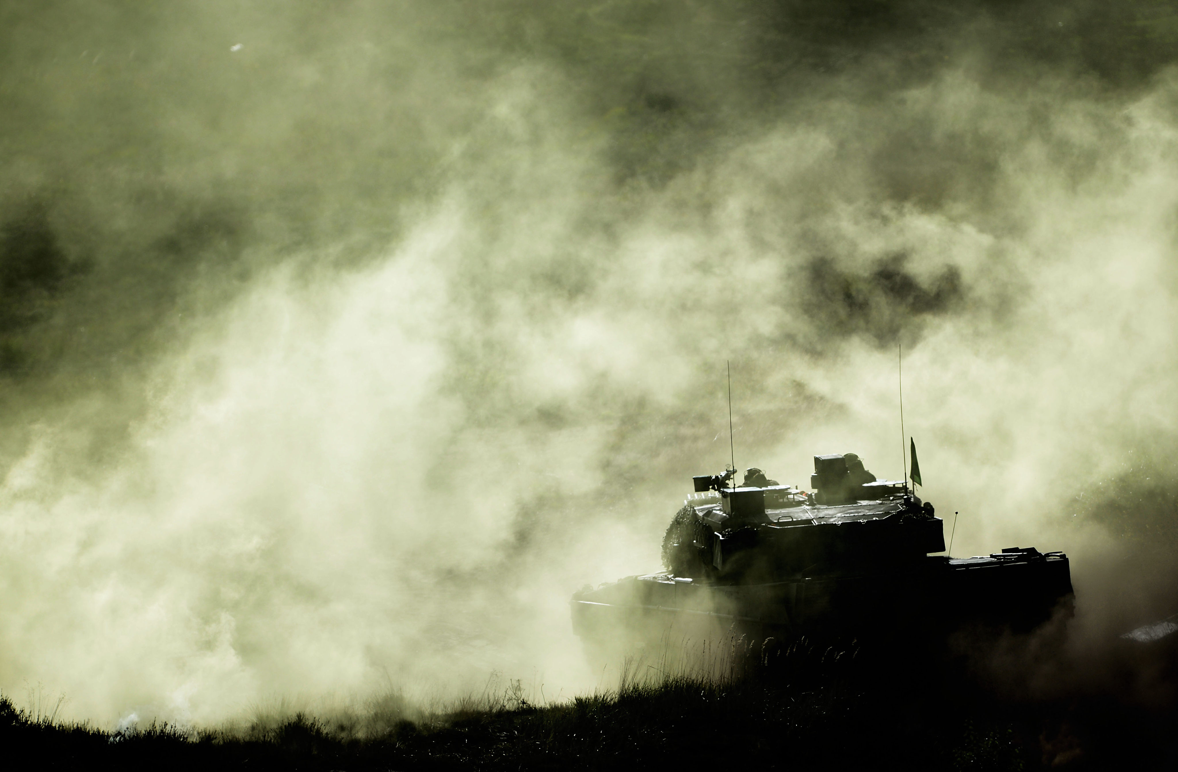 A Leopard 2 main battle tank fires during Bundeswehr land operations exercise in Bergen, Germany in October 2013. Photo: dpa