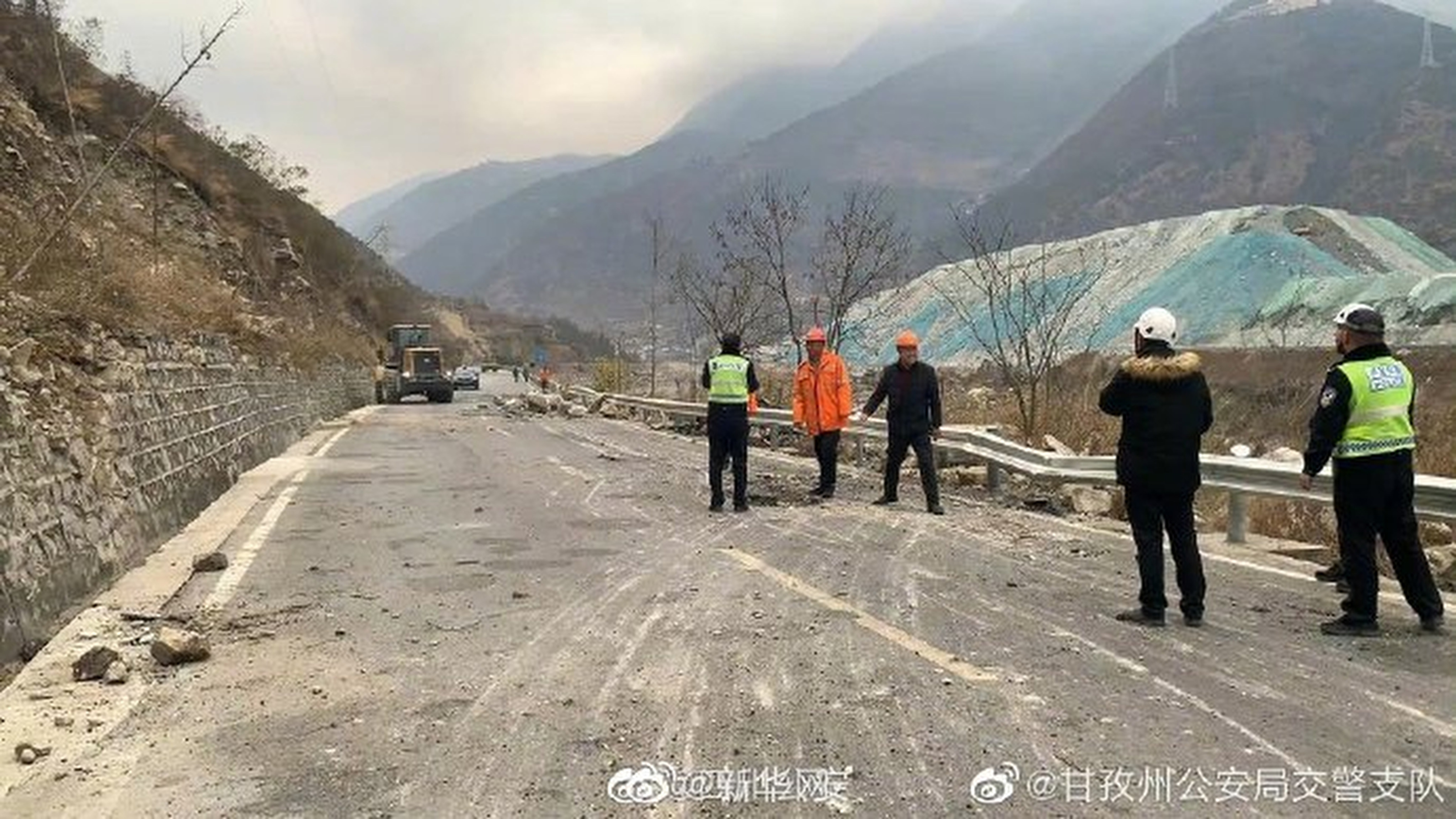 Roads were blocked by rockslides following an earthquake in Sichuan province on Thursday, but no other damage has been reported. Photo: Weibo