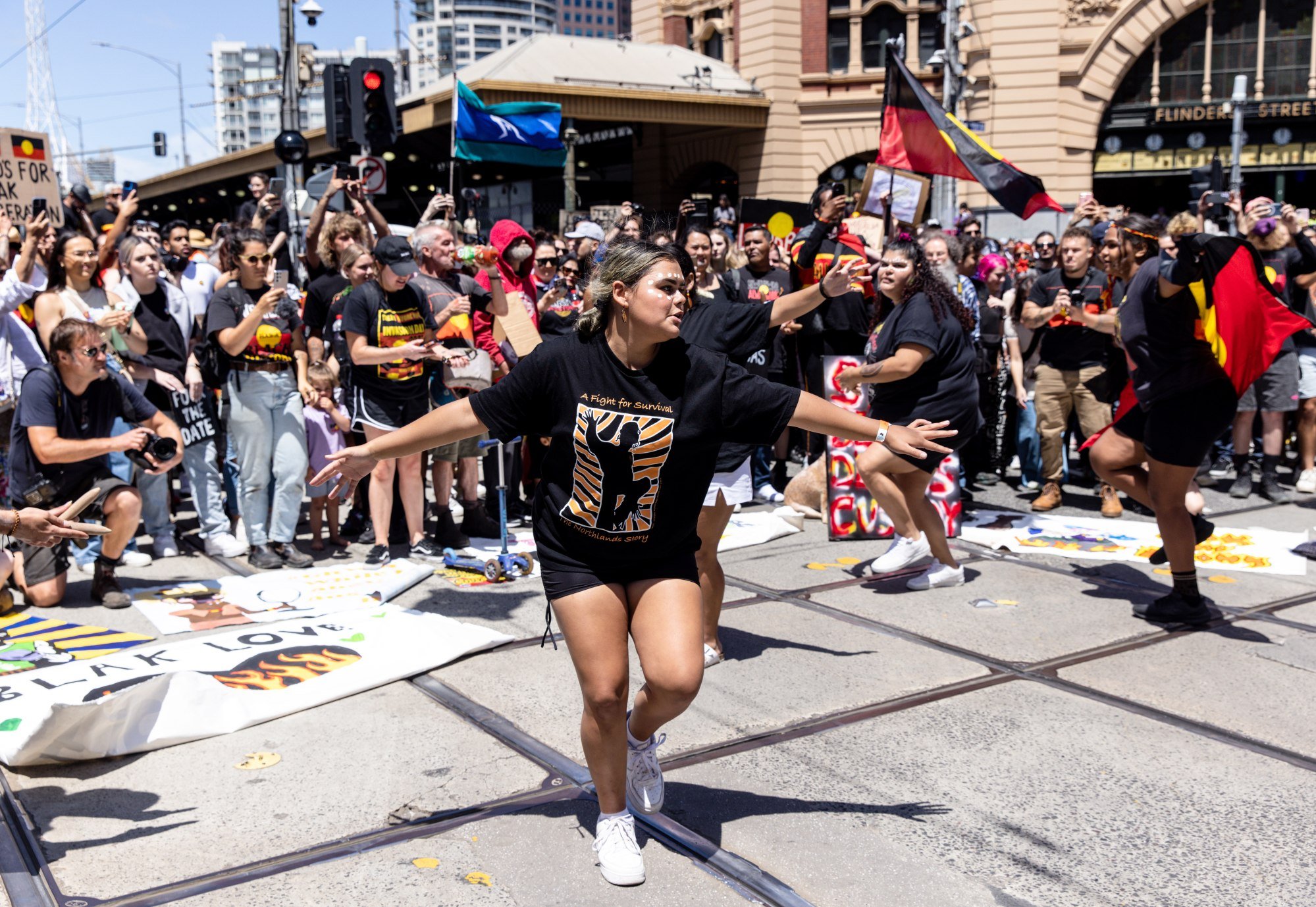 Выступить с протестом. Выступить с протестом. Протесты во франции. Протесты против ковид франция. Митинг навального.