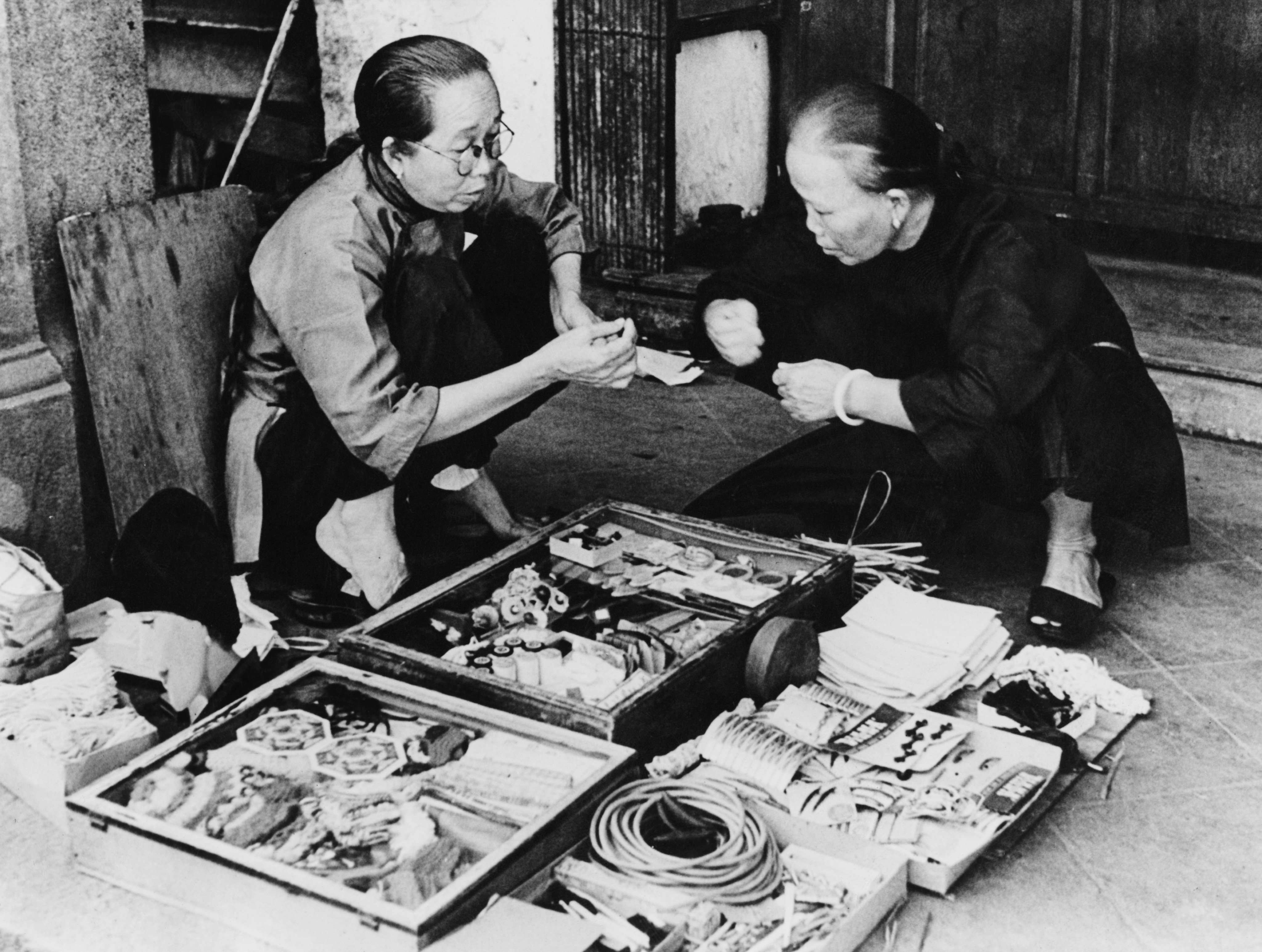 A Chinese street trader negotiates a deal with a customer in Singapore. The Cantonese spoken there and on the Malay peninsula absorbed loan words from other Chinese dialects such as Hokkien-Minnan, and from languages such as Malay. Photo: Getty Images