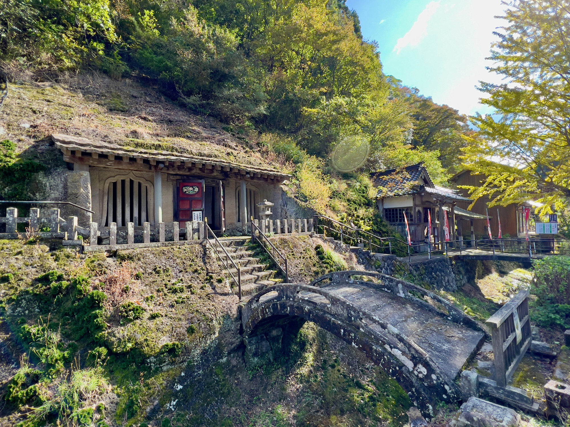 The route down into the old town of Omori passes shrines and graves of 17-19th century silver miners. Photo: Peter Neville-Hadley