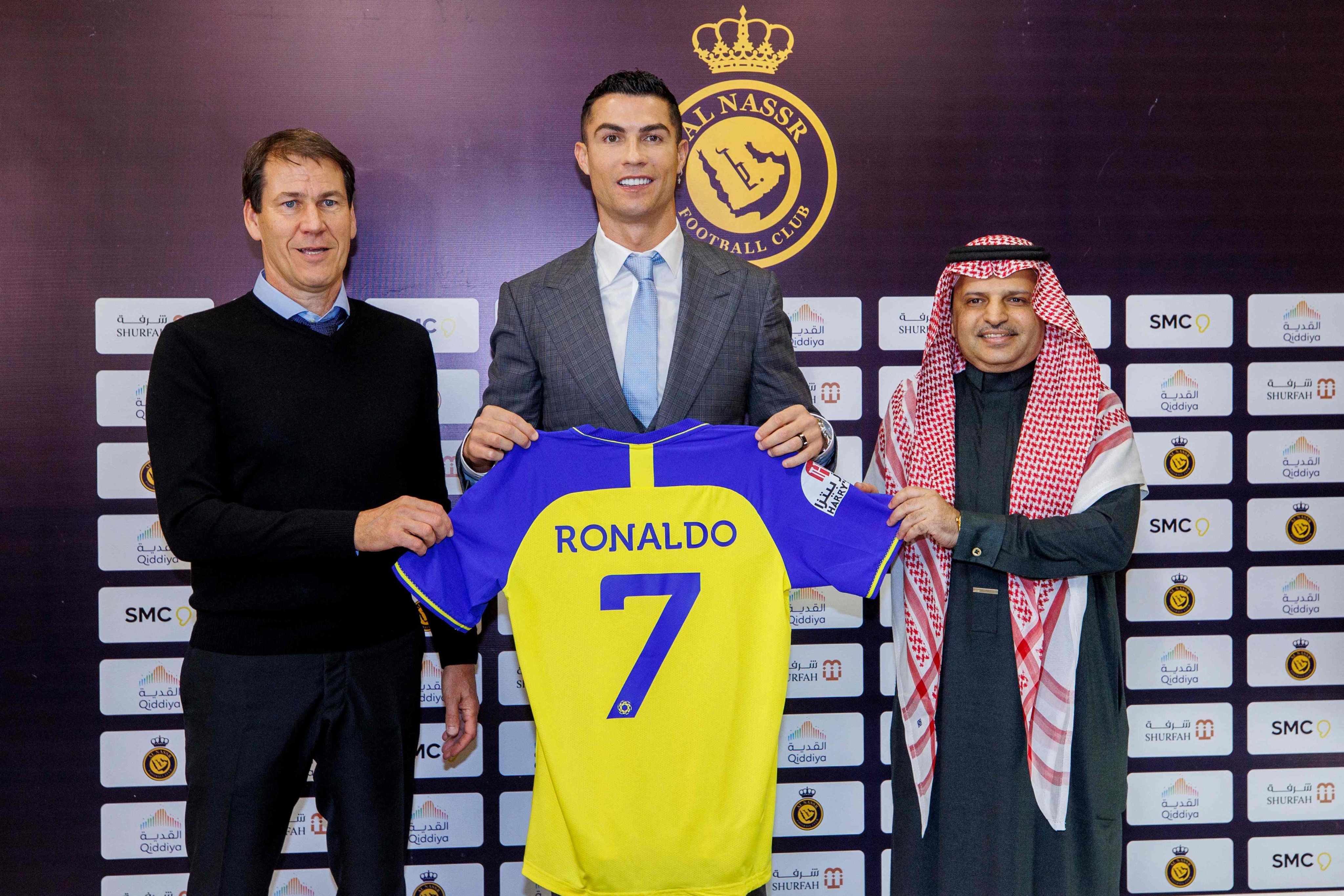 Cristiano Ronaldo poses with Al Nassr shirt alongside French coach Rudi Garcia (left) and club president Musalli Al-Muammar during a press conference at the Mrsool Park Stadium. Photo: AFP
