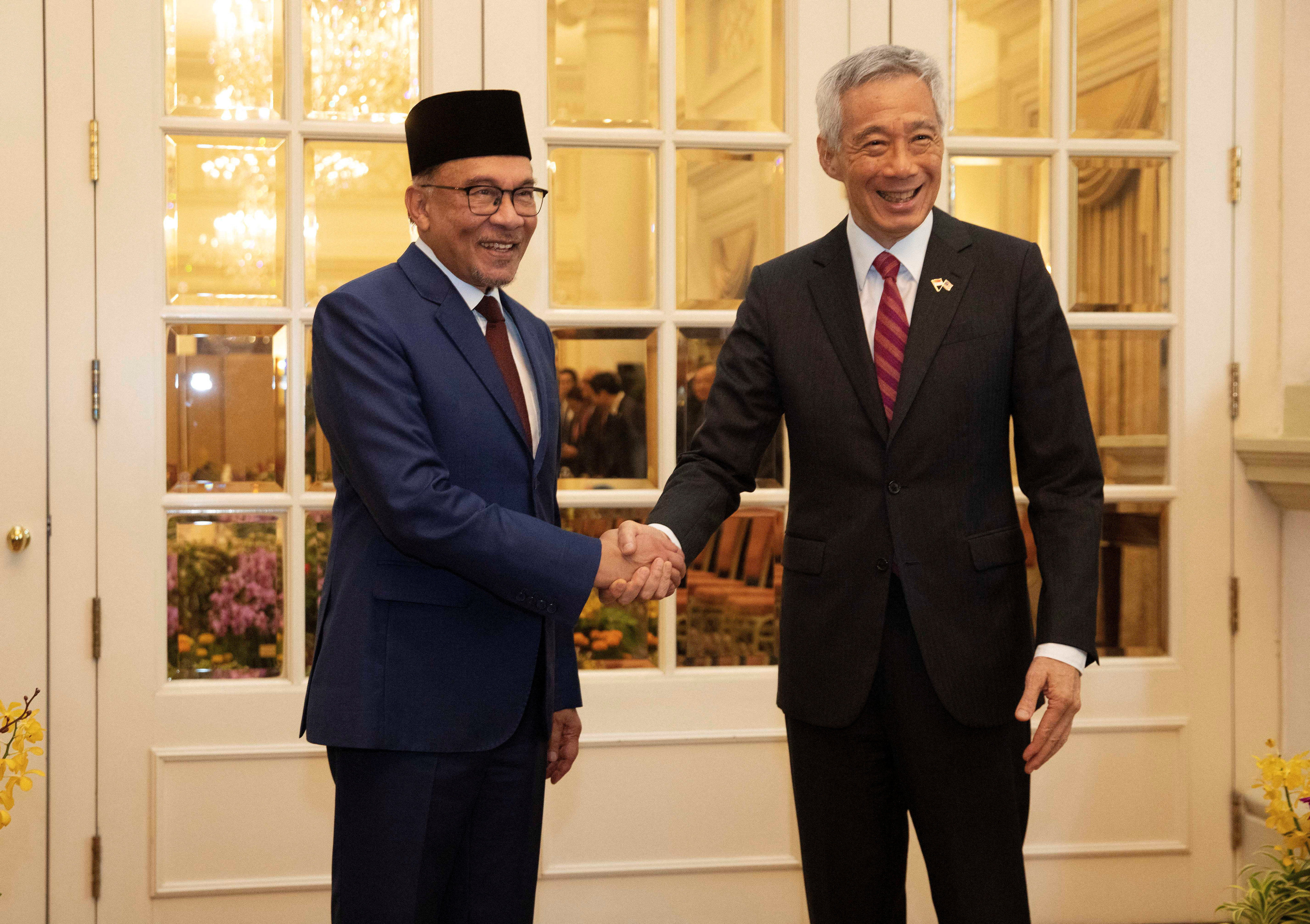 Malaysian Prime Minister Anwar Ibrahim and his Singapore counterpart Lee Hsien Loong at the Istana on Monday. Photo: Pool via Reuters