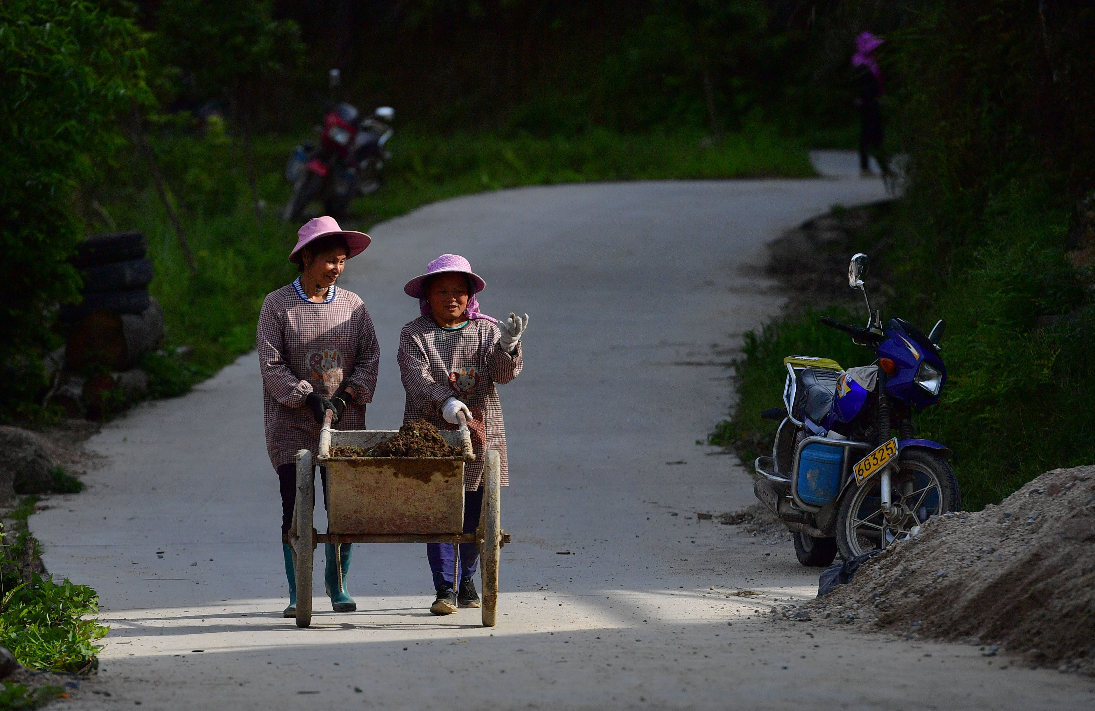 More than a dozen central government agencies have vowed to make it easier for migrants from rural areas to get access to an urban hukou. Photo: Xinhua