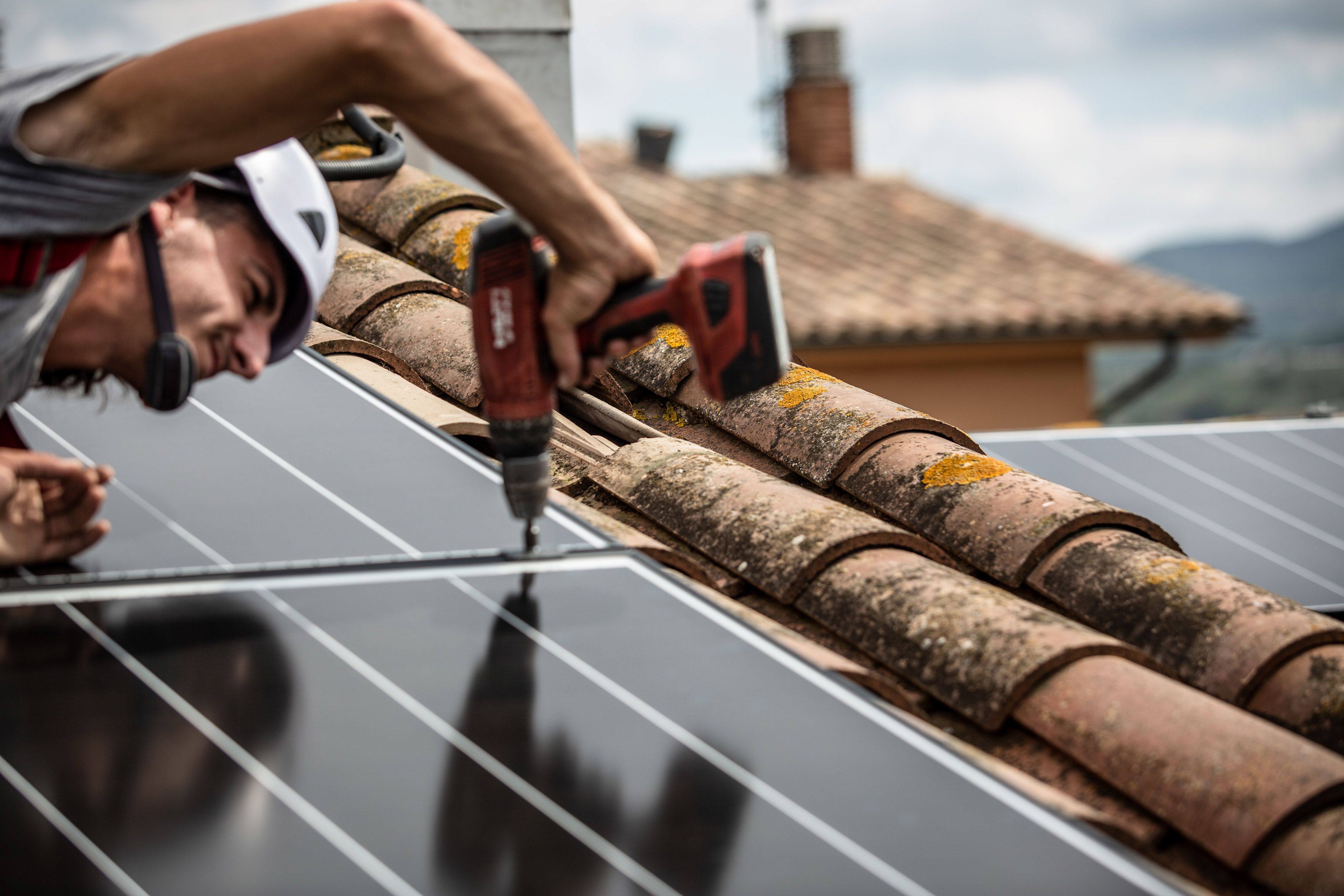 An engineer installs a solar panel on the roof of a home in Barcelona, Spain, on September 7. Spain and other Mediterranean countries generated record amounts of power from wind and solar farms, underscoring the potential for renewables to replace expensive fossil fuels. Photo: Bloomberg