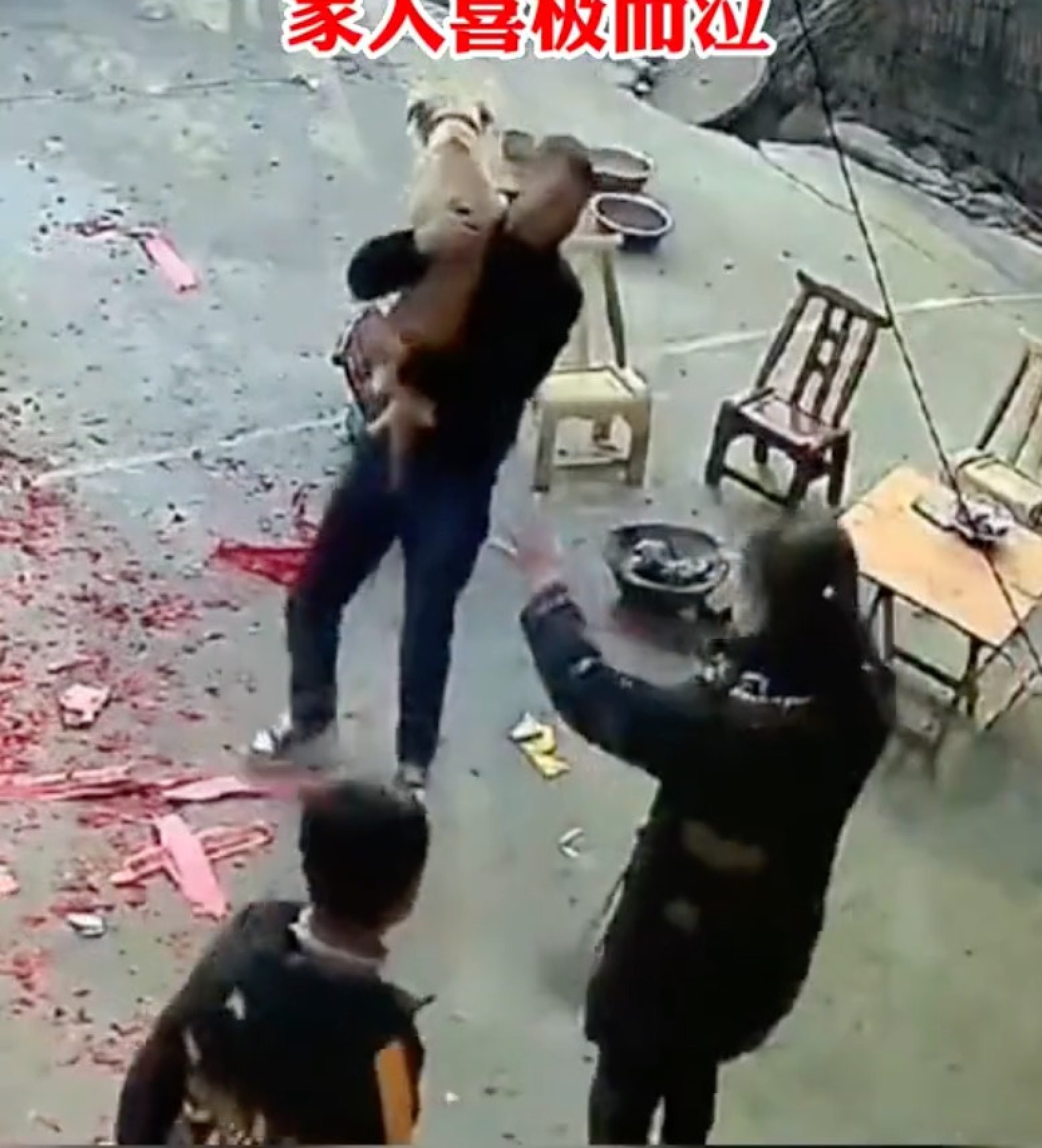 Surprise quickly became joy when the family realised their lost pet had found his way back home to them. Photo: Douyin